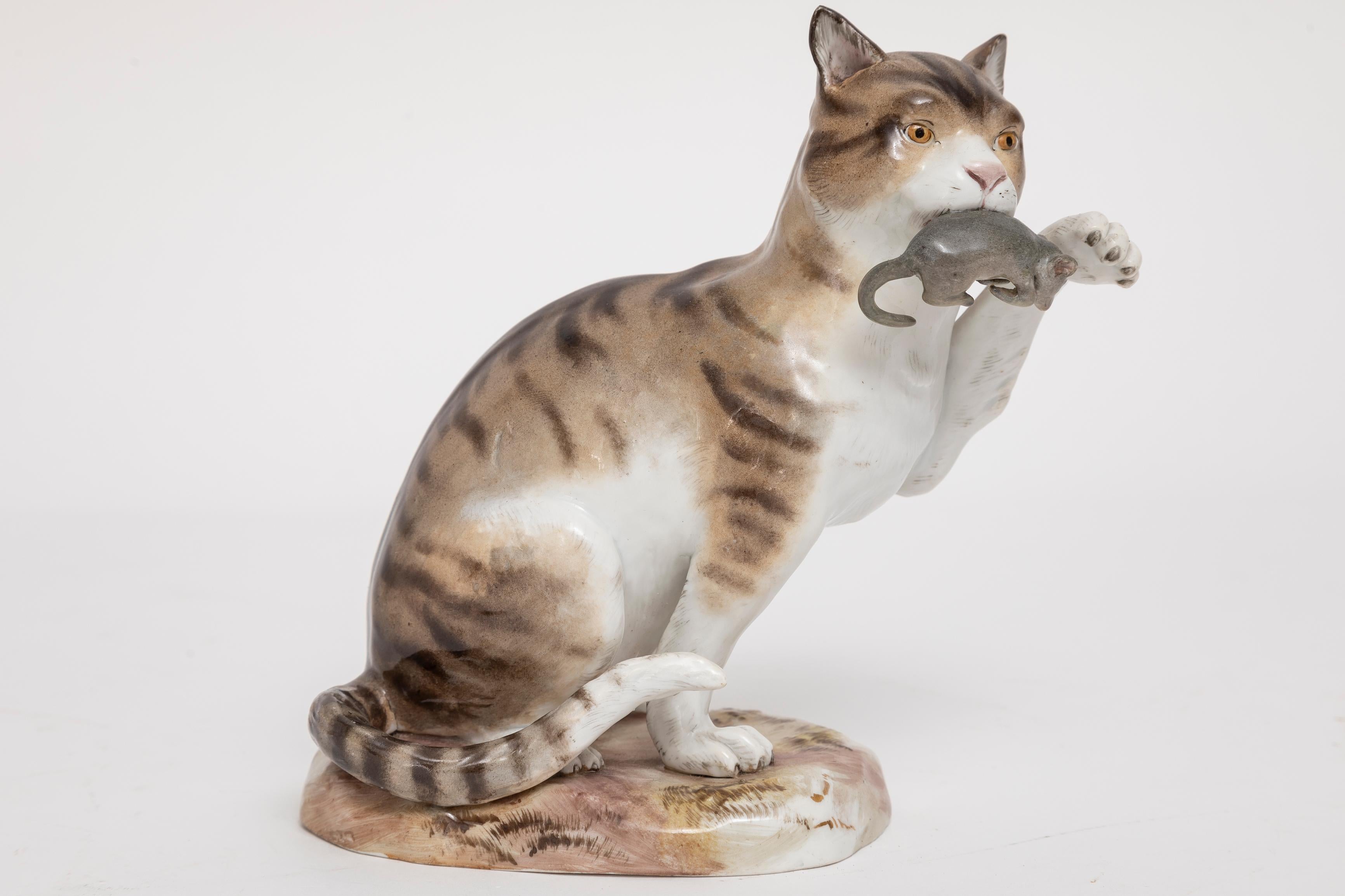Eine Meissen Porcelain Figur aus dem 19. Jh., die eine Katze mit gefangener Maus darstellt (Porzellan) im Angebot