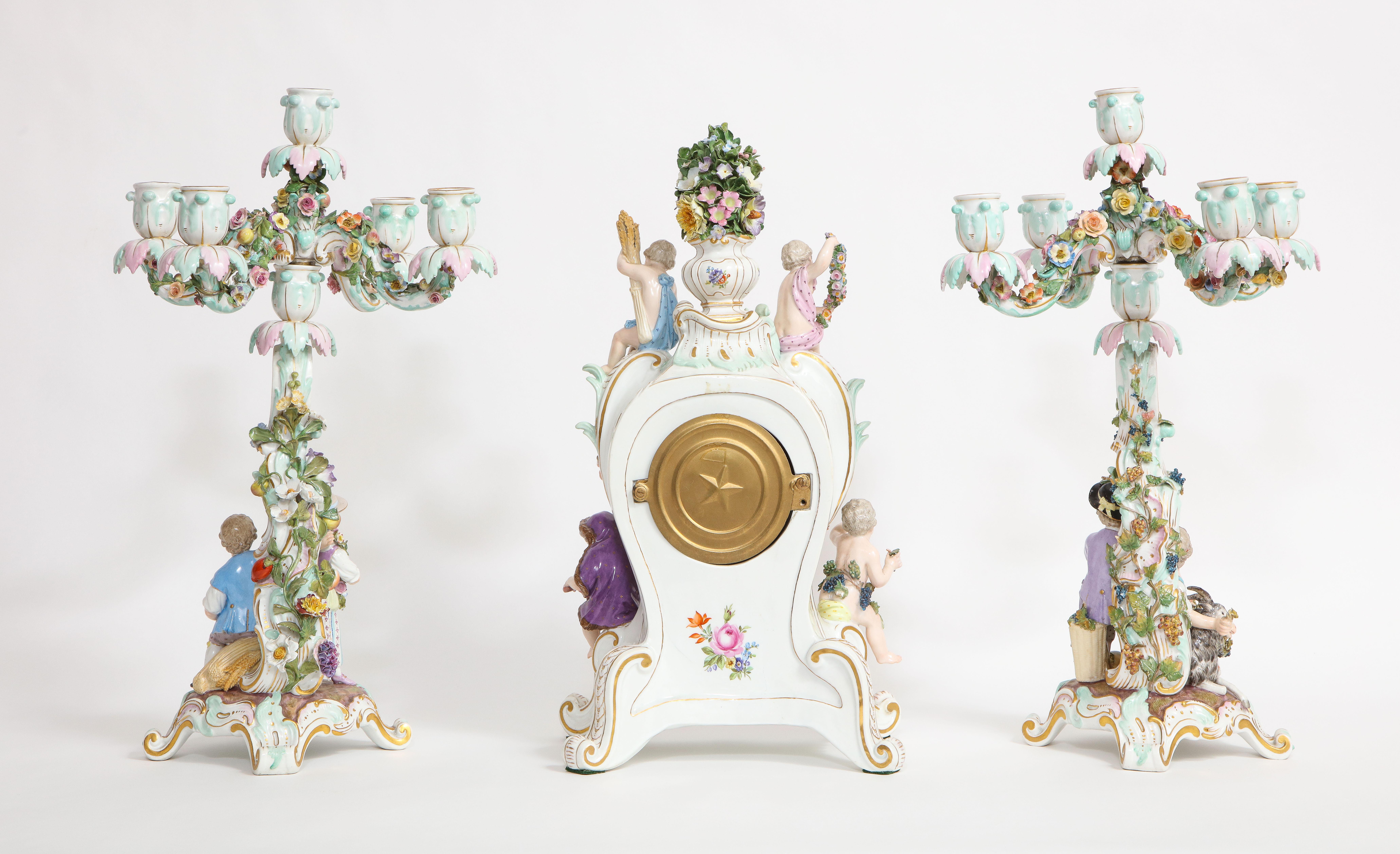 Allemand A.I.C. Porcelain Rococo 4 Seasons Clock & Candelabra Garniture Set 19ème C.