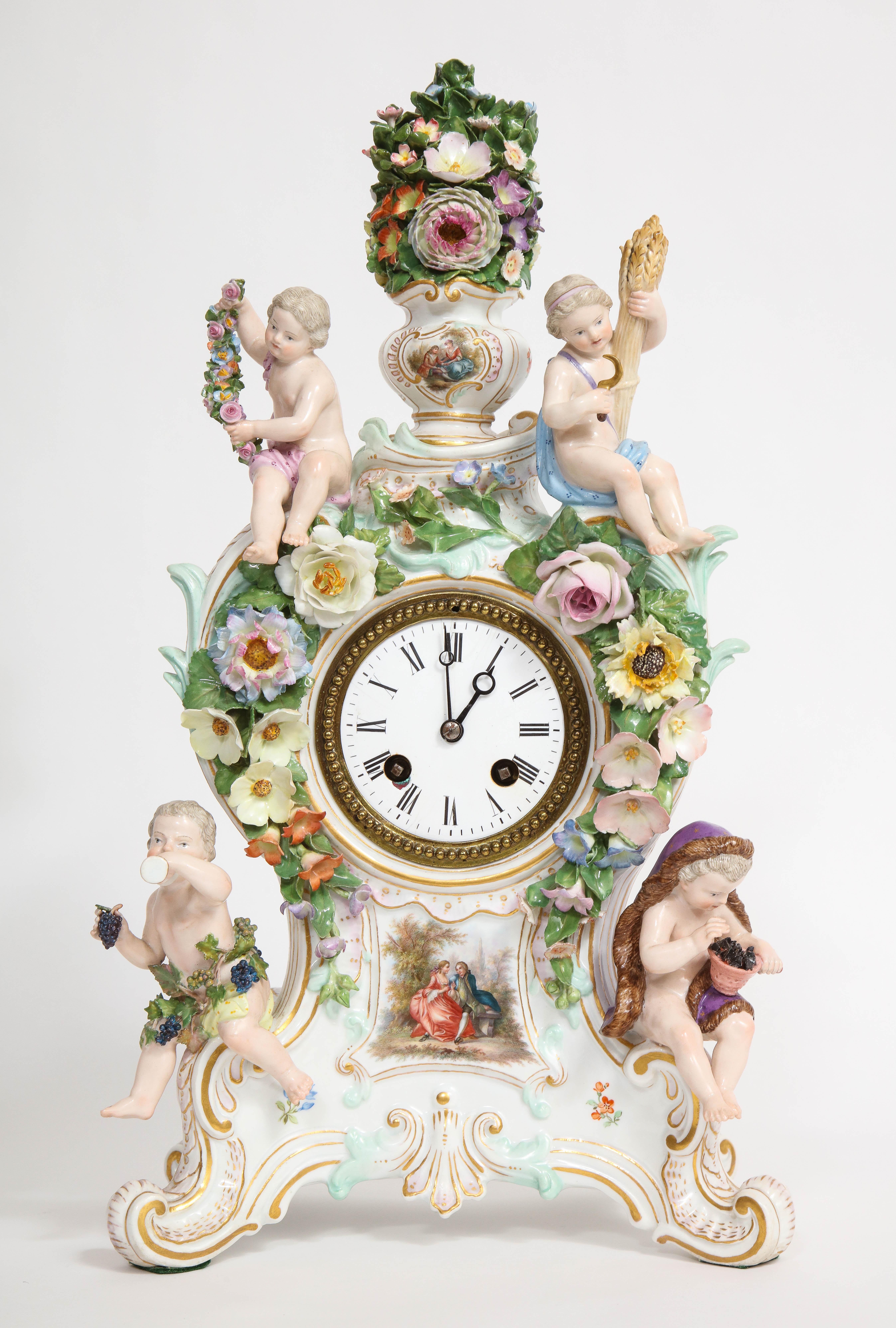 Sculpté à la main A.I.C. Porcelain Rococo 4 Seasons Clock & Candelabra Garniture Set 19ème C.