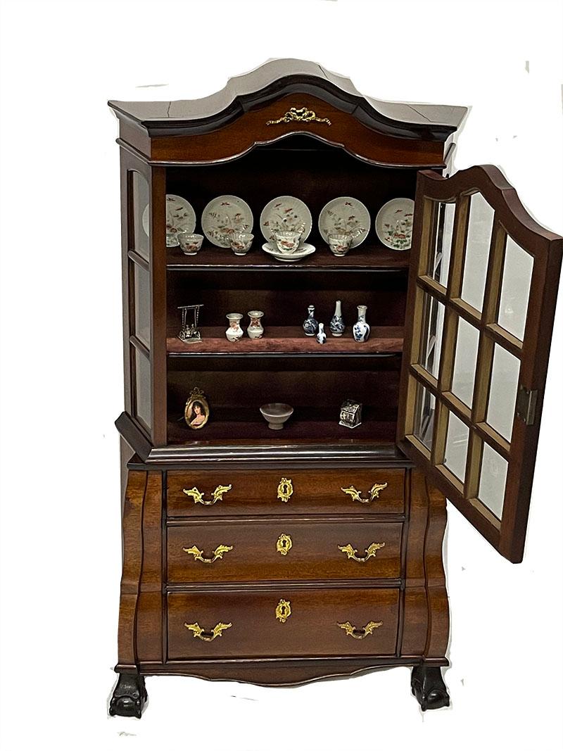 A.I.C. Miniature Dutch Mahogany Display Cabinet, 19ème siècle en vente 5