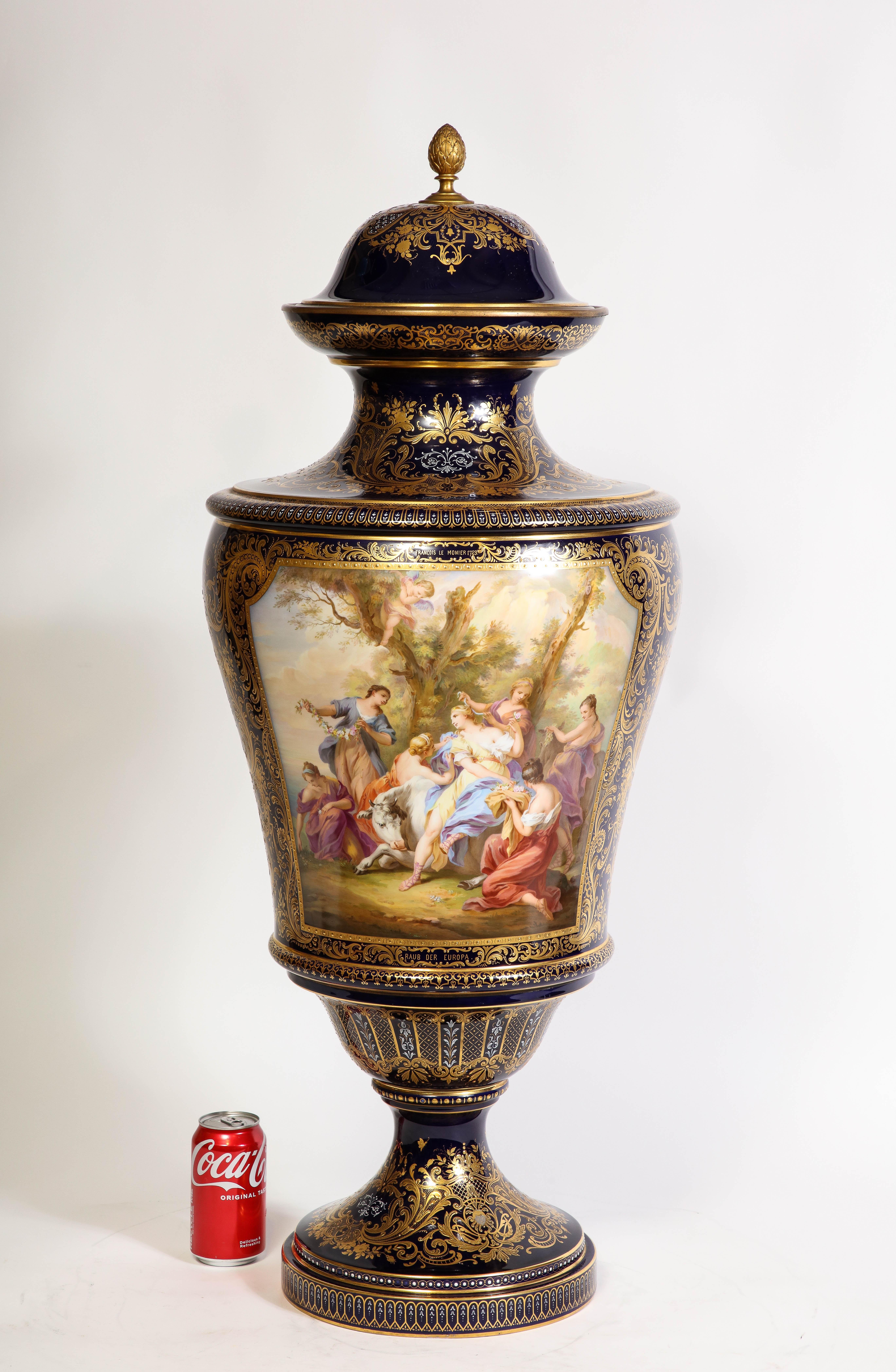 Couvert monumental en porcelaine royale de Vienne du XIXe siècle à fond bleu cobalt  Vase avec scènes de Watteau.  Émerveillez-vous devant la magnificence de ce très grand vase couvert monumental en porcelaine de Vienne royale à fond bleu, un
