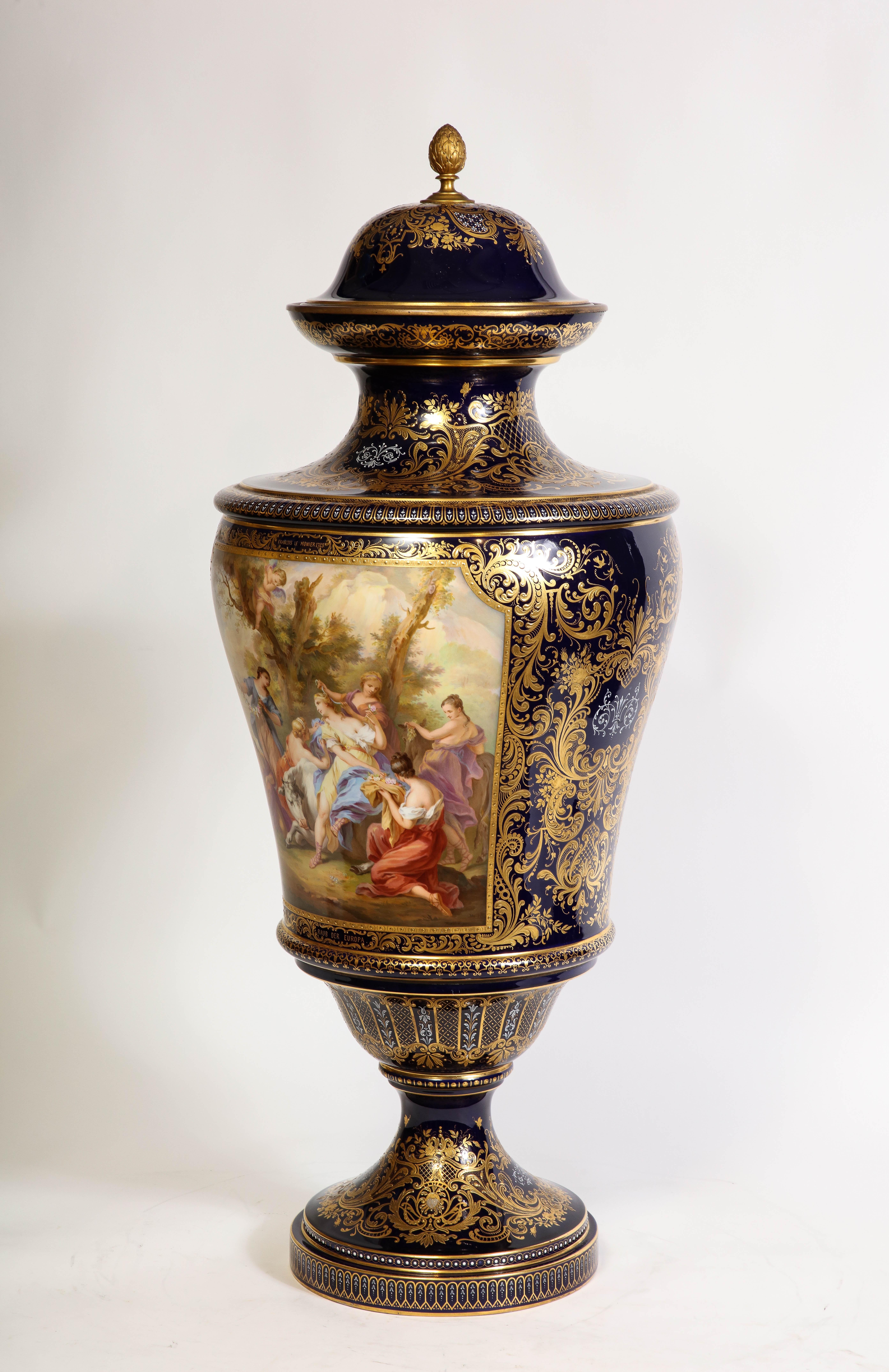 Monumentale kobaltblaue Royal Vienna Porcelain-Vase mit Watteau-Szene aus dem 19. (Louis XVI.) im Angebot