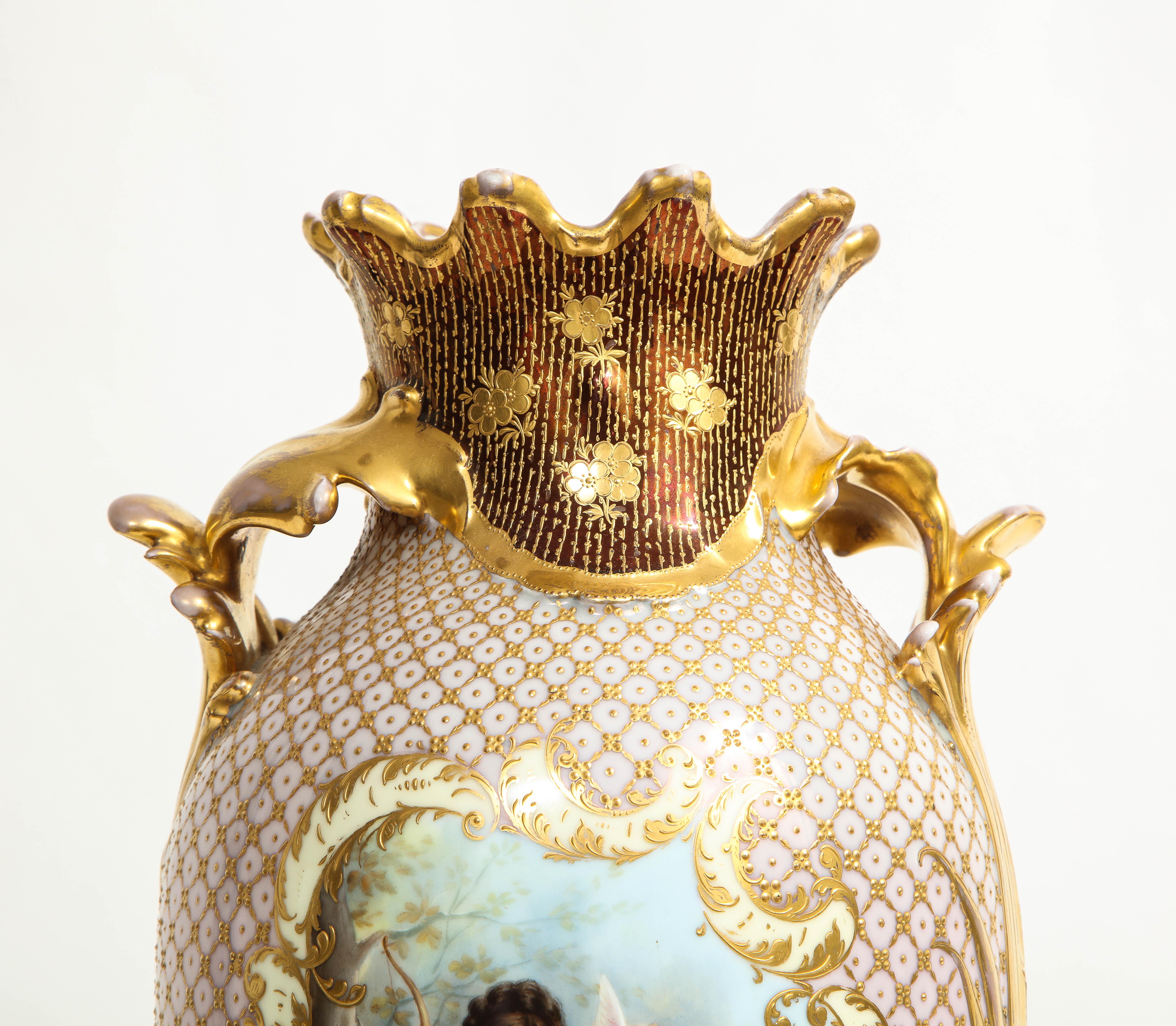 19. Jh. Royal Vienna Porcelain Doppeltafelvase mit erhabener 24K vergoldeter Dekoration im Angebot 3