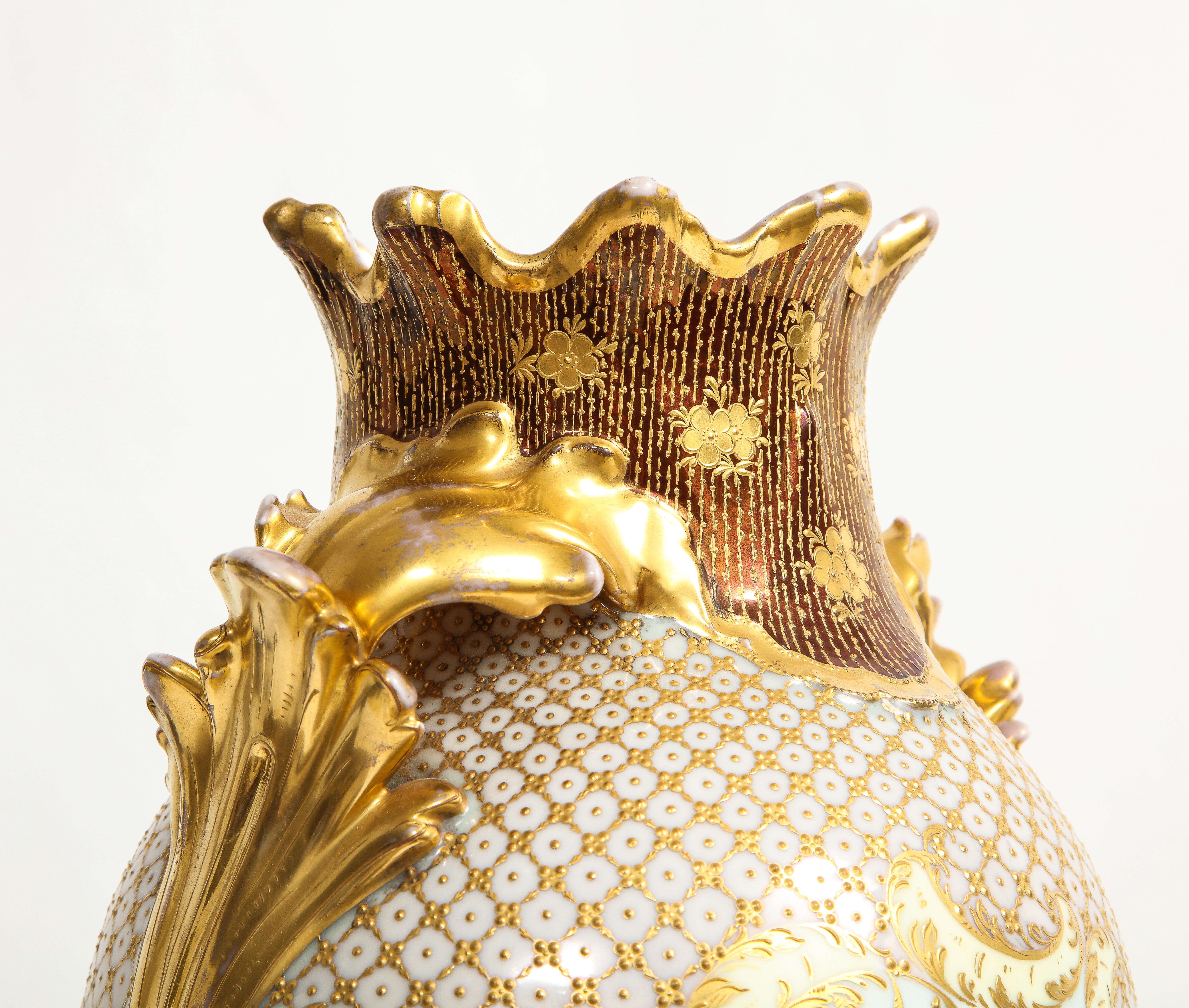 19. Jh. Royal Vienna Porcelain Doppeltafelvase mit erhabener 24K vergoldeter Dekoration im Angebot 4