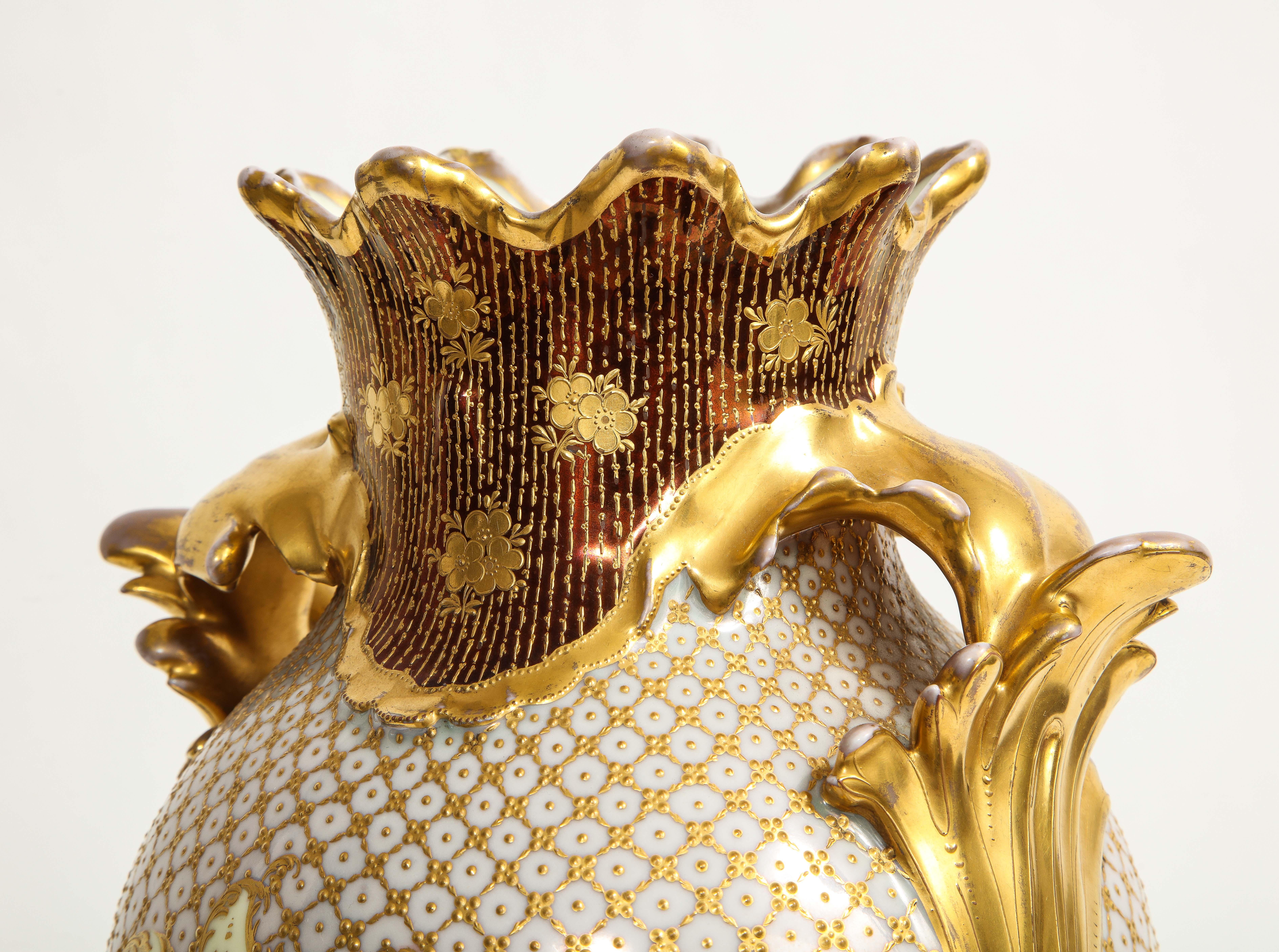 19. Jh. Royal Vienna Porcelain Doppeltafelvase mit erhabener 24K vergoldeter Dekoration im Angebot 5