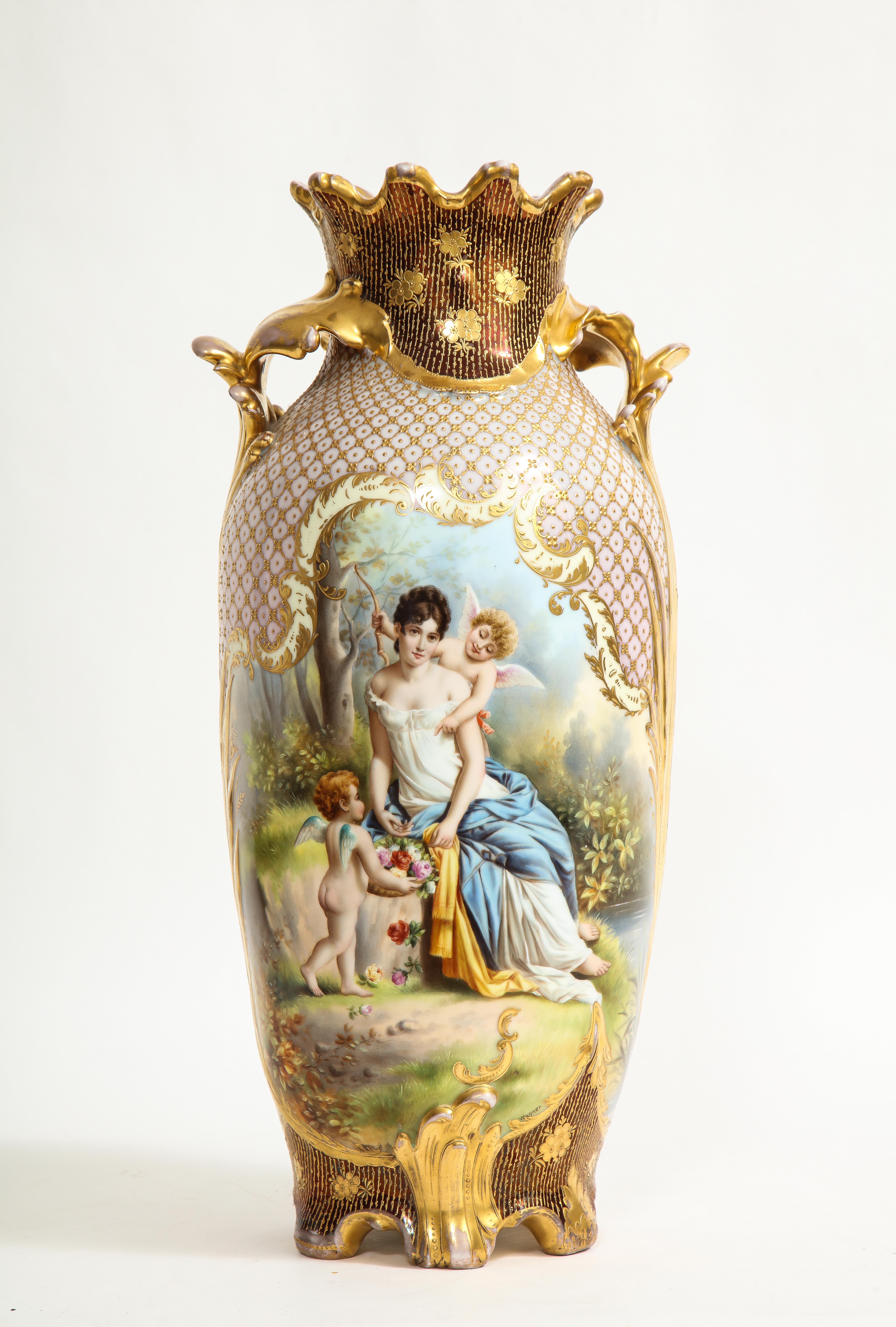 Exceptionnel vase en porcelaine royale de Vienne du XIXe siècle, à deux panneaux et à décor doré en relief 24K, signé Wagner, marqué en bleu sous glaçure avec la marque Beehive sur le fond. Ce vase est un véritable chef-d'œuvre peint à la main par