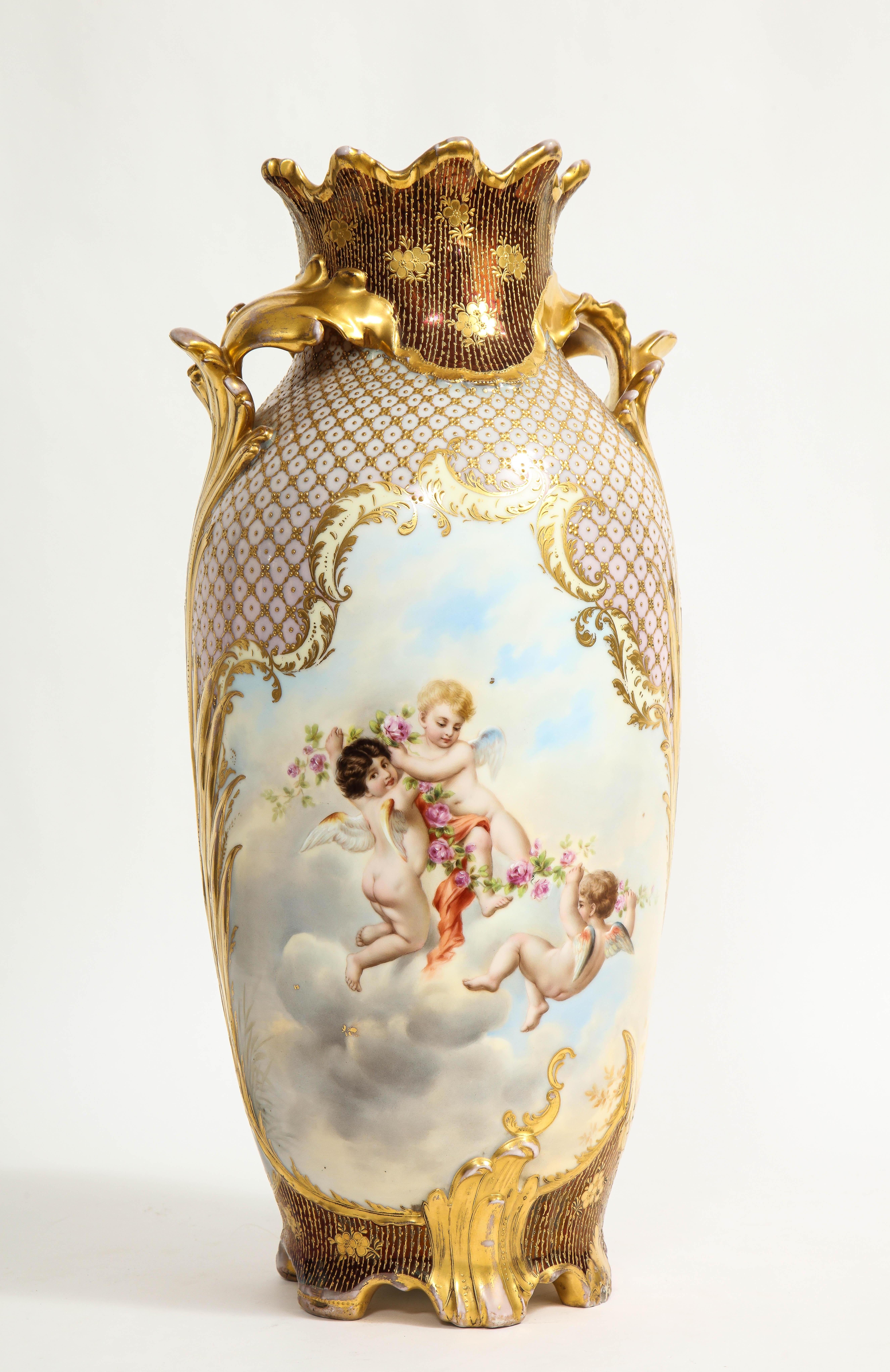 Louis XVI A.I.C. Royal Vienna Porcelain Double Panel Vase with Raised 24K Gilt Decoration (Vase à deux panneaux en porcelaine de Vienne avec décor en relief en vermeil) en vente