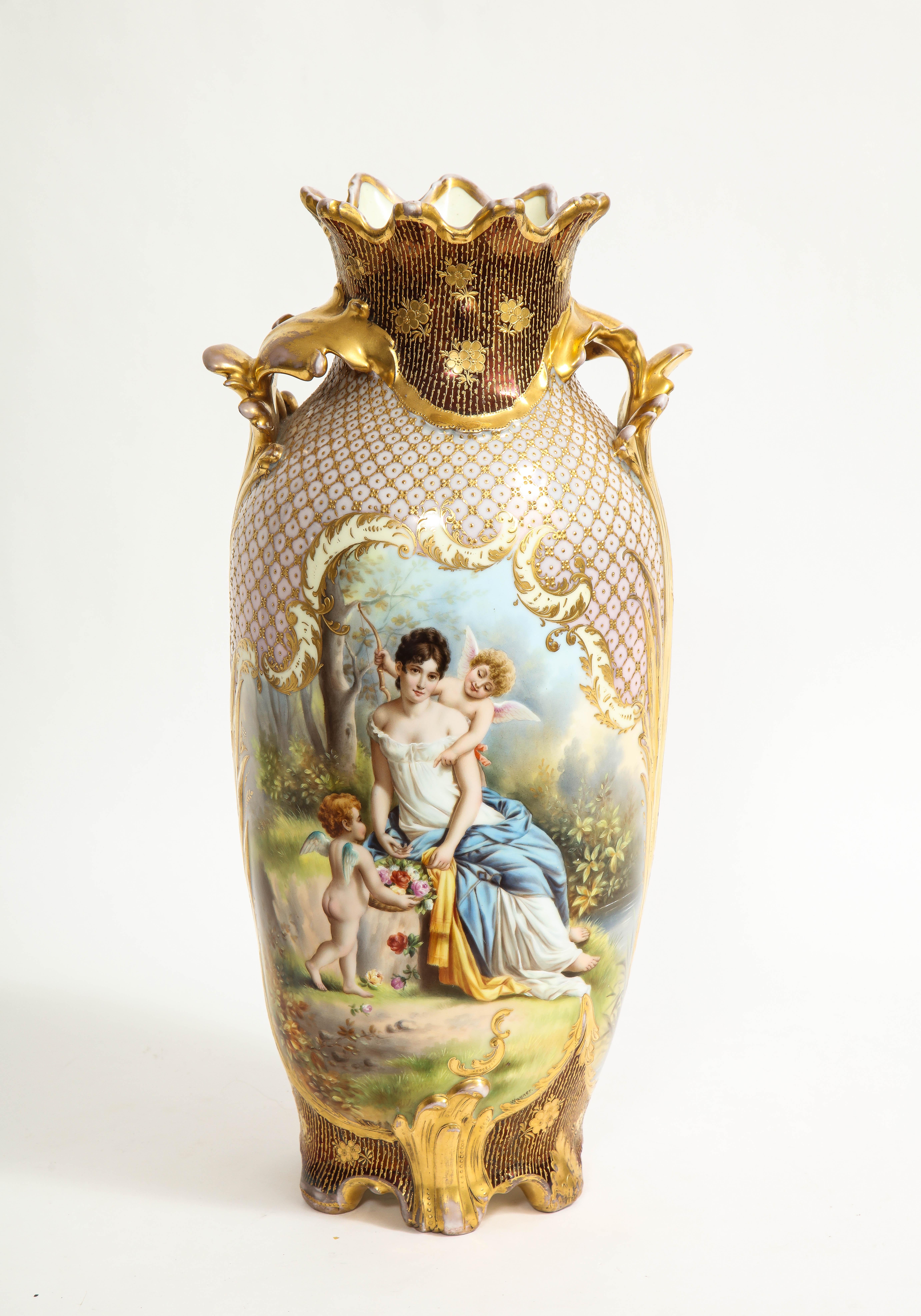 19. Jh. Royal Vienna Porcelain Doppeltafelvase mit erhabener 24K vergoldeter Dekoration (Österreichisch) im Angebot