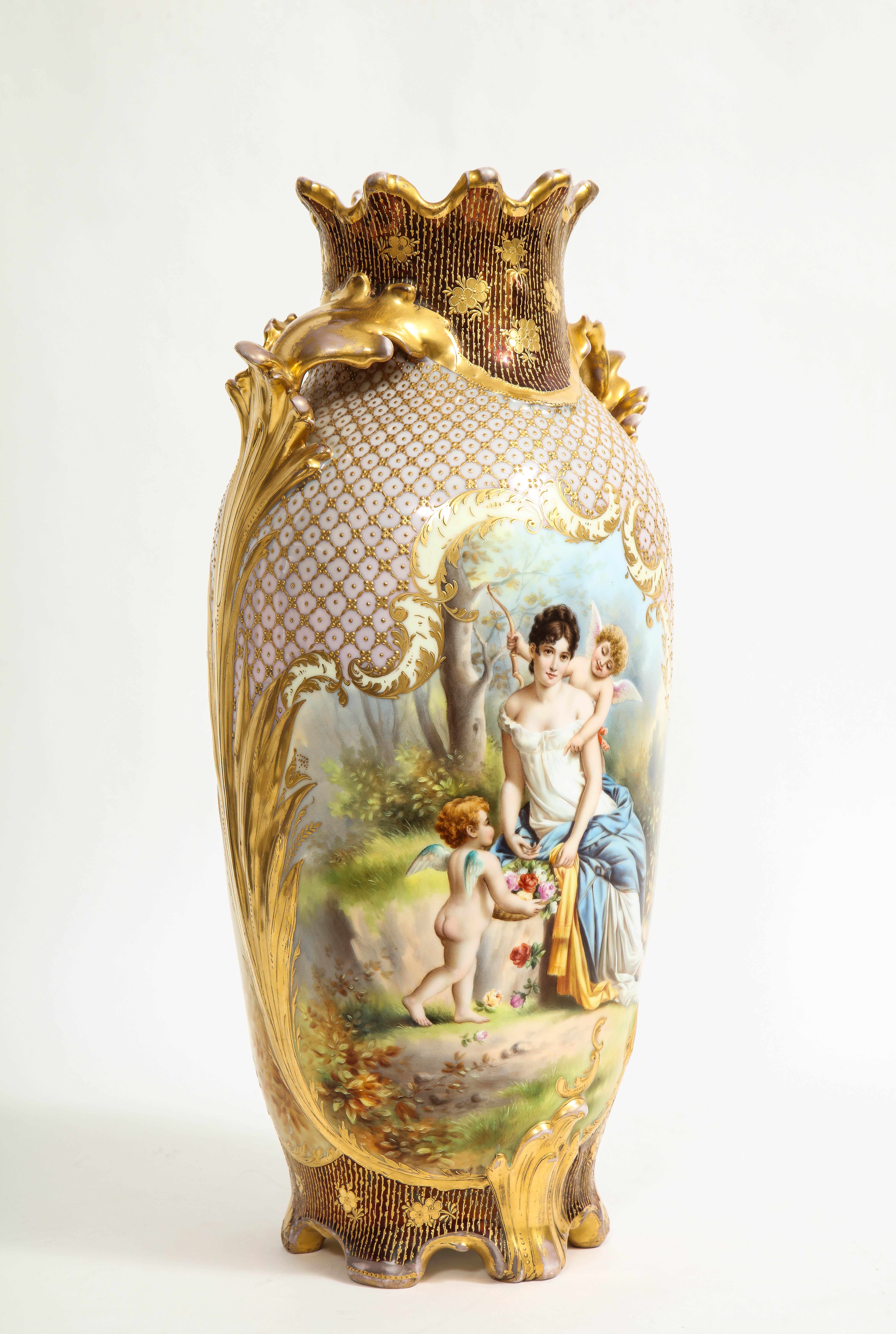 19. Jh. Royal Vienna Porcelain Doppeltafelvase mit erhabener 24K vergoldeter Dekoration (Handbemalt) im Angebot