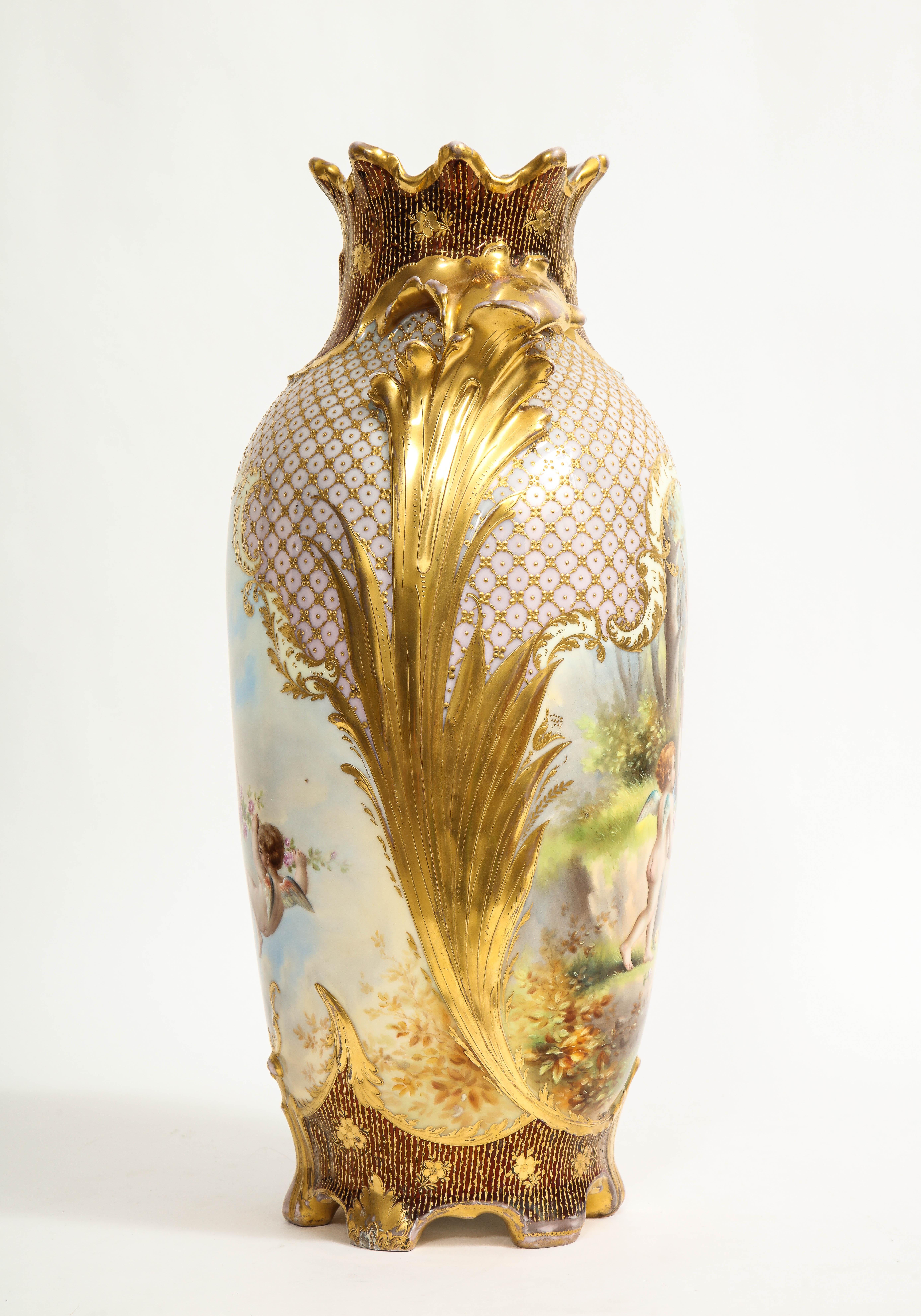 XIXe siècle A.I.C. Royal Vienna Porcelain Double Panel Vase with Raised 24K Gilt Decoration (Vase à deux panneaux en porcelaine de Vienne avec décor en relief en vermeil) en vente