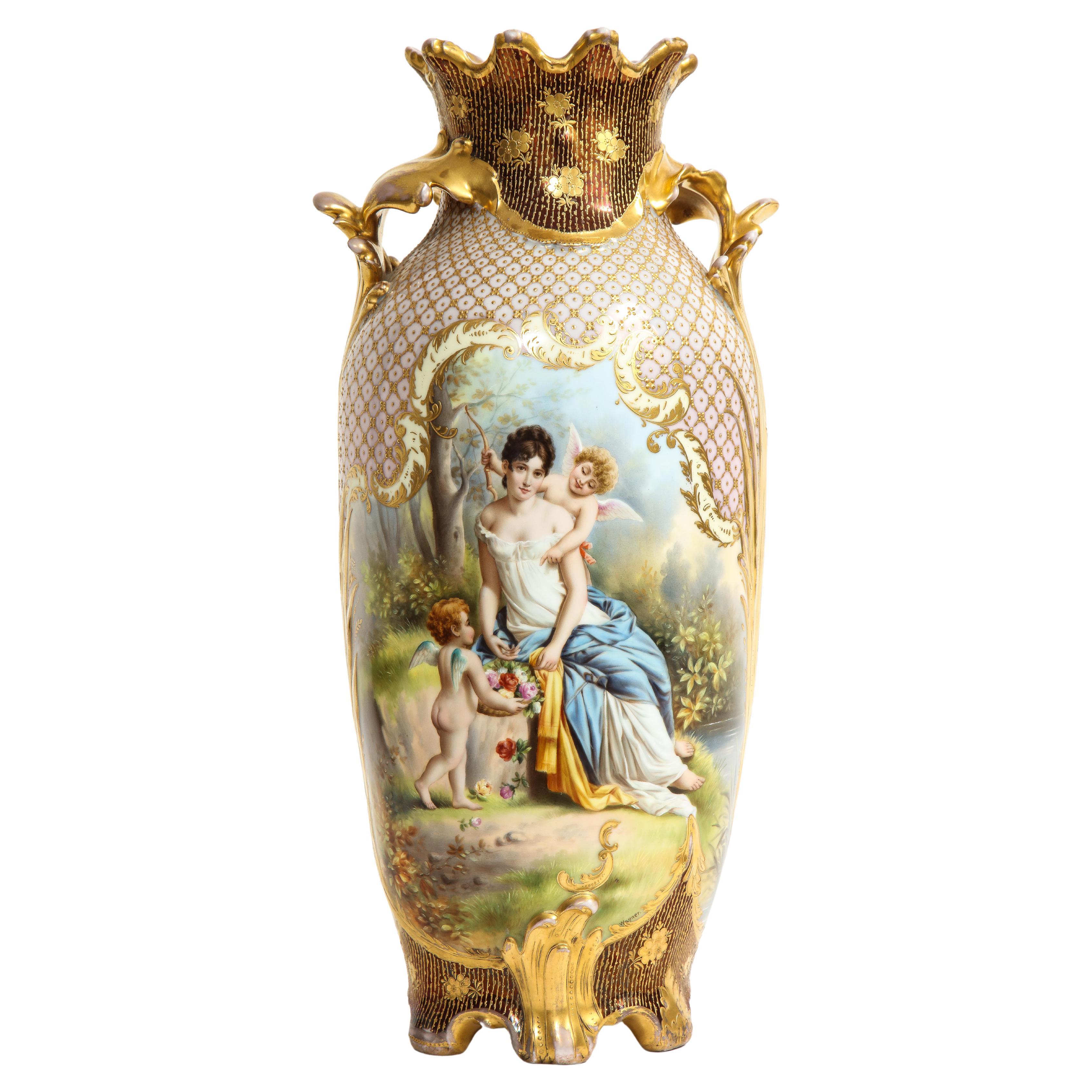 19. Jh. Royal Vienna Porcelain Doppeltafelvase mit erhabener 24K vergoldeter Dekoration im Angebot