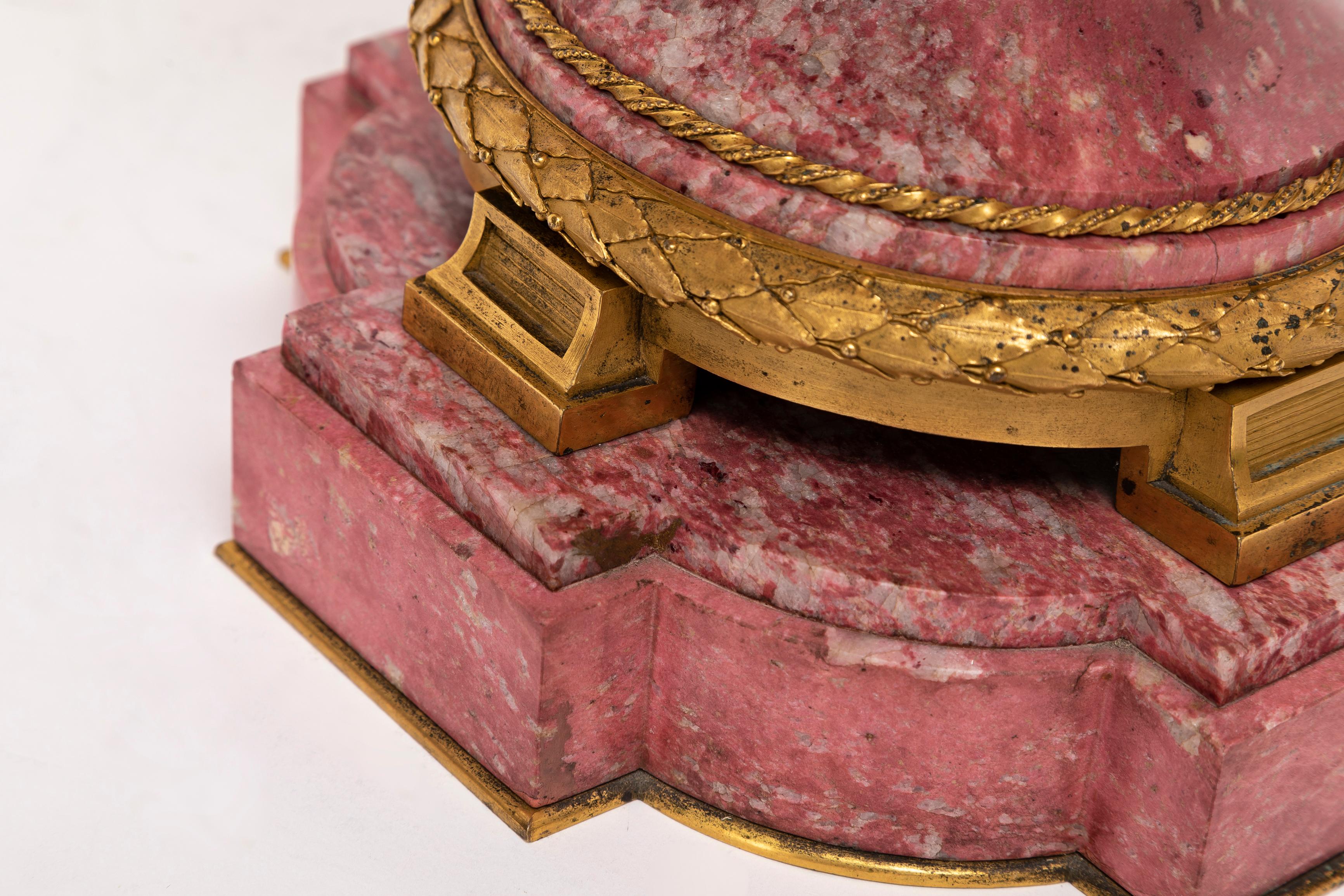 Tazza/centre de table russe du 19e siècle, monté en bronze doré et sculpté à la main, en rhodolite rose en vente 5