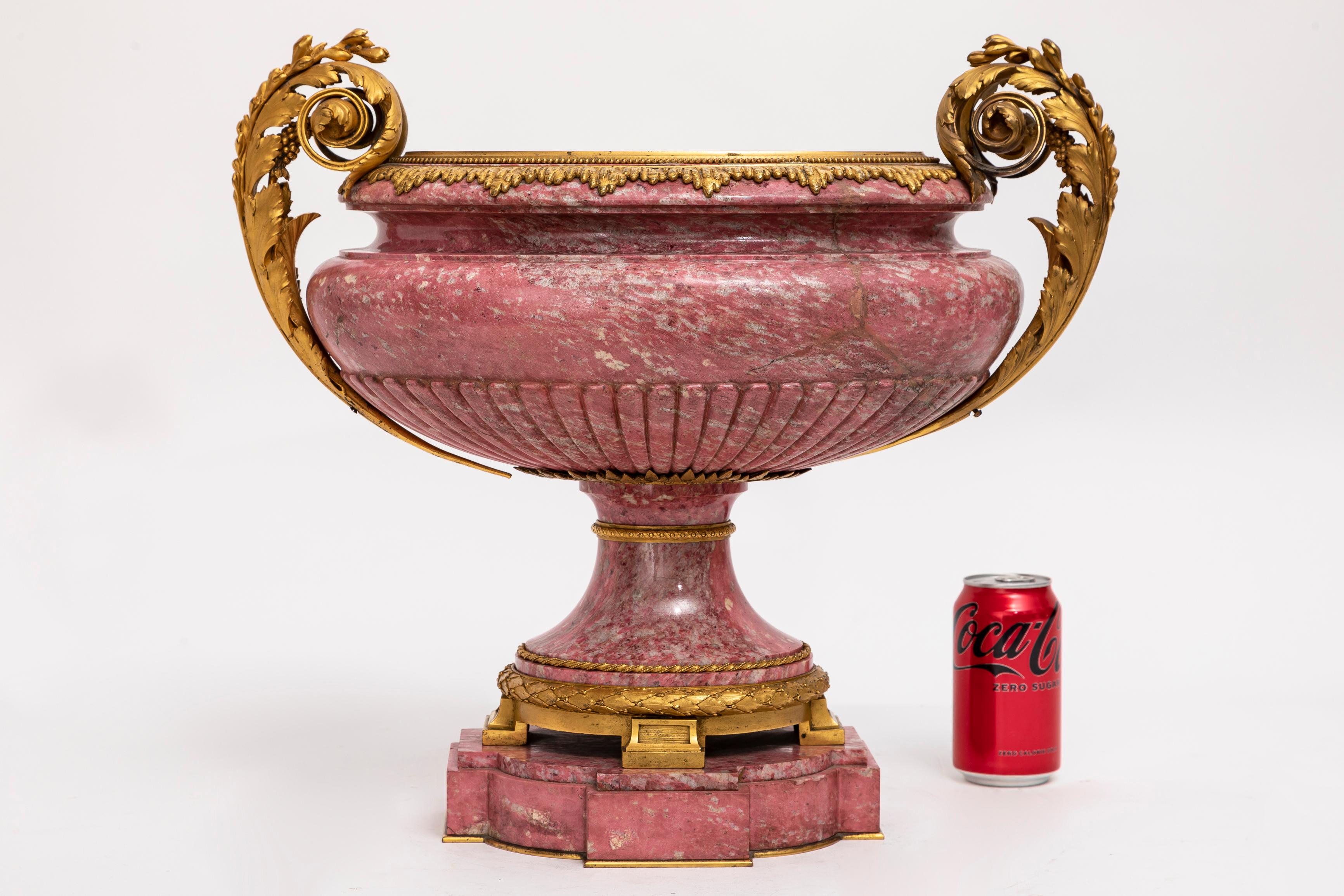 Sculpté à la main Tazza/centre de table russe du 19e siècle, monté en bronze doré et sculpté à la main, en rhodolite rose en vente