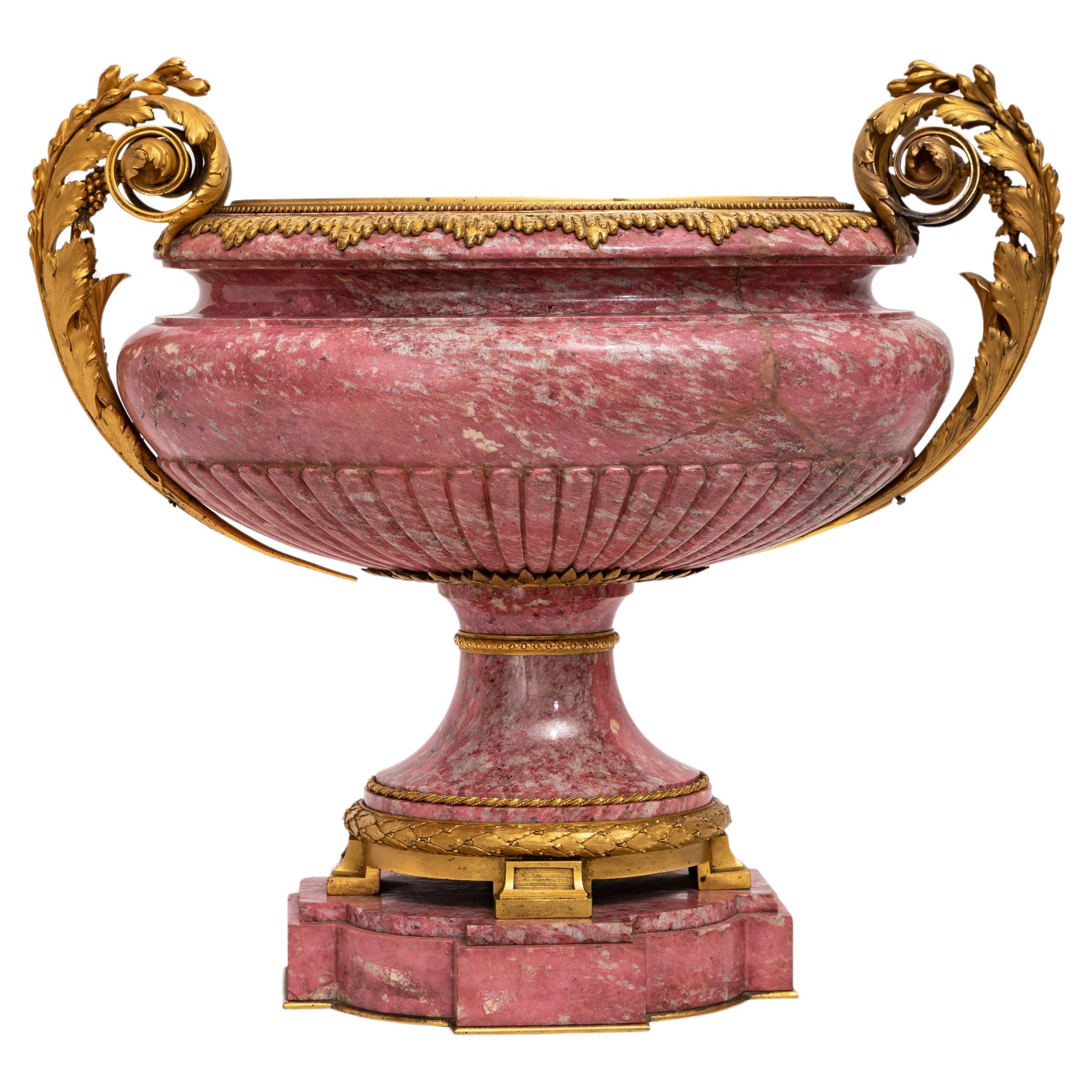 Tazza/centre de table russe du 19e siècle, monté en bronze doré et sculpté à la main, en rhodolite rose