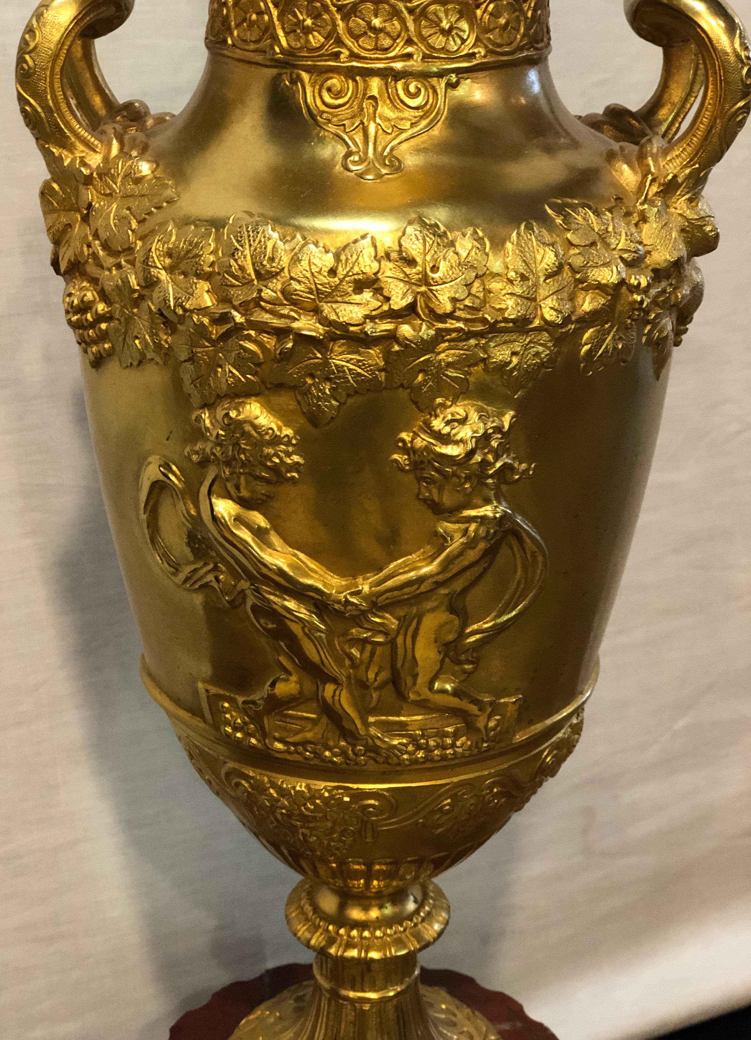 Doré Bronze Urn Mounted Table Lamp Gilded Nature Scene In Good Condition For Sale In Stamford, CT