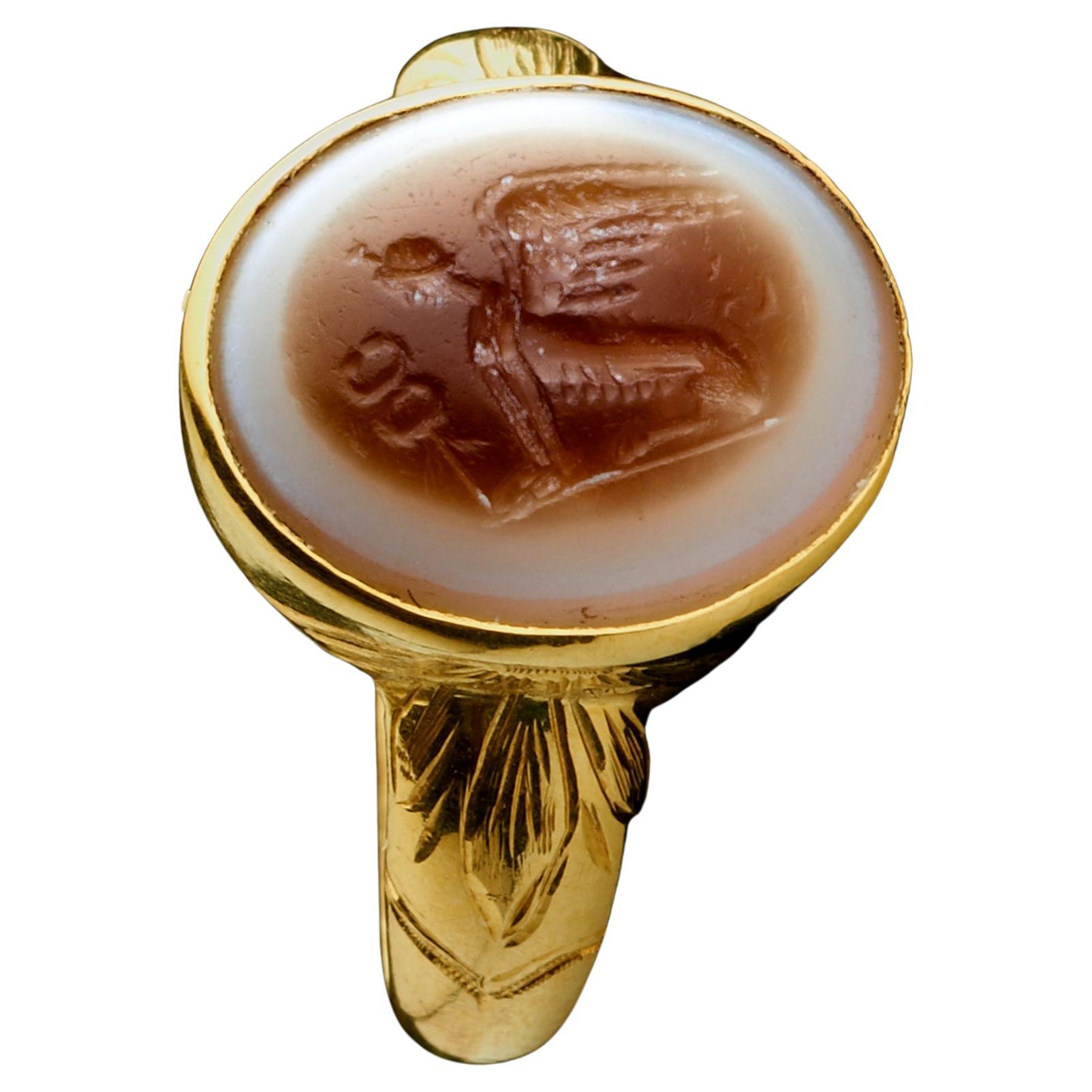 Ein 19. Jahrhundert. Goldgemeißelter Ring mit einer römischen Sardonyx-Intaglio-Fassung. Sphinx