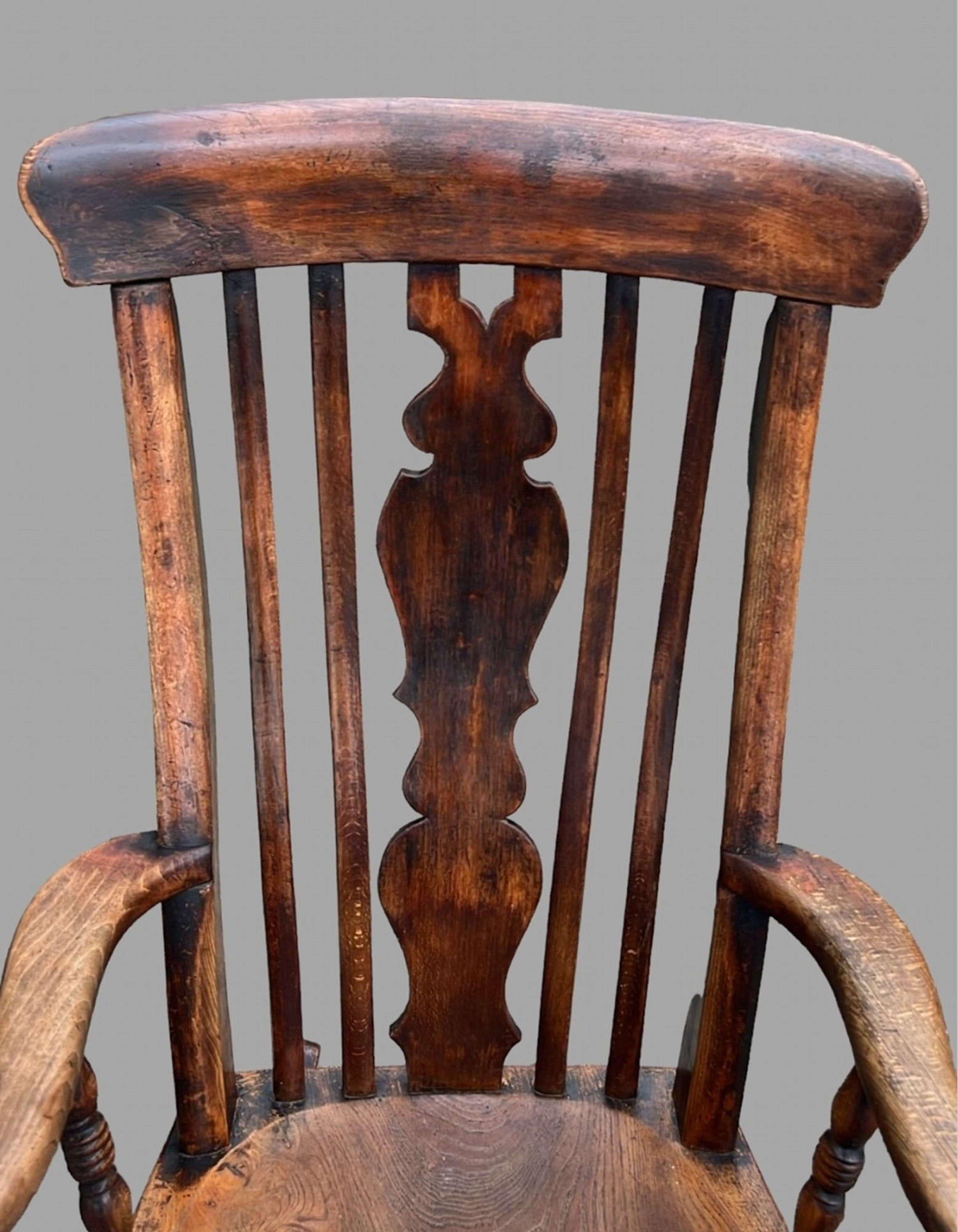 A 19th Century Ash And Elm Splat Back Windsor Rocking Armchair In Good Condition In Pewsey, GB
