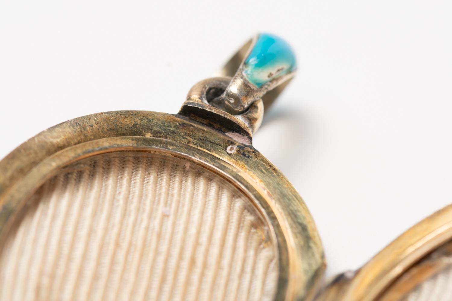 Un médaillon autrichien Art nouveau en émail et perles d'argent doré en vente 10