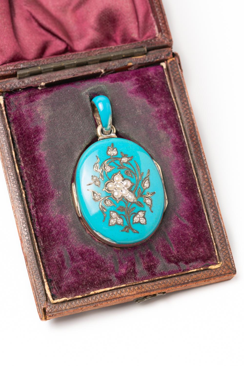 Un médaillon autrichien Art nouveau en émail et perles d'argent doré Pour femmes en vente