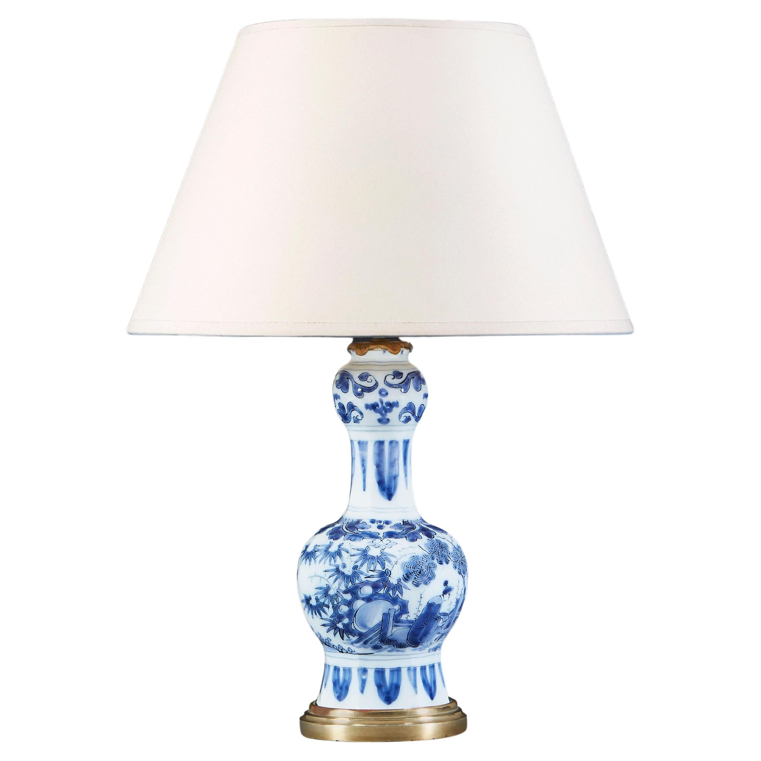 Blaue und weiße Delfter Vase des 19. Jahrhunderts als Tischlampe mit Messingfuß