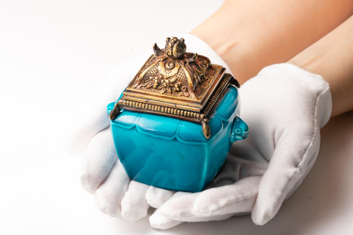 Dieses blau emaillierte Steingut-Tintenfass aus dem 19. Jahrhundert wurde um 1880 von dem berühmten französischen Keramikkünstler Théodore Deck hergestellt. Deck war bekannt für die von ihm entwickelten Glasuren, insbesondere für ein sattes