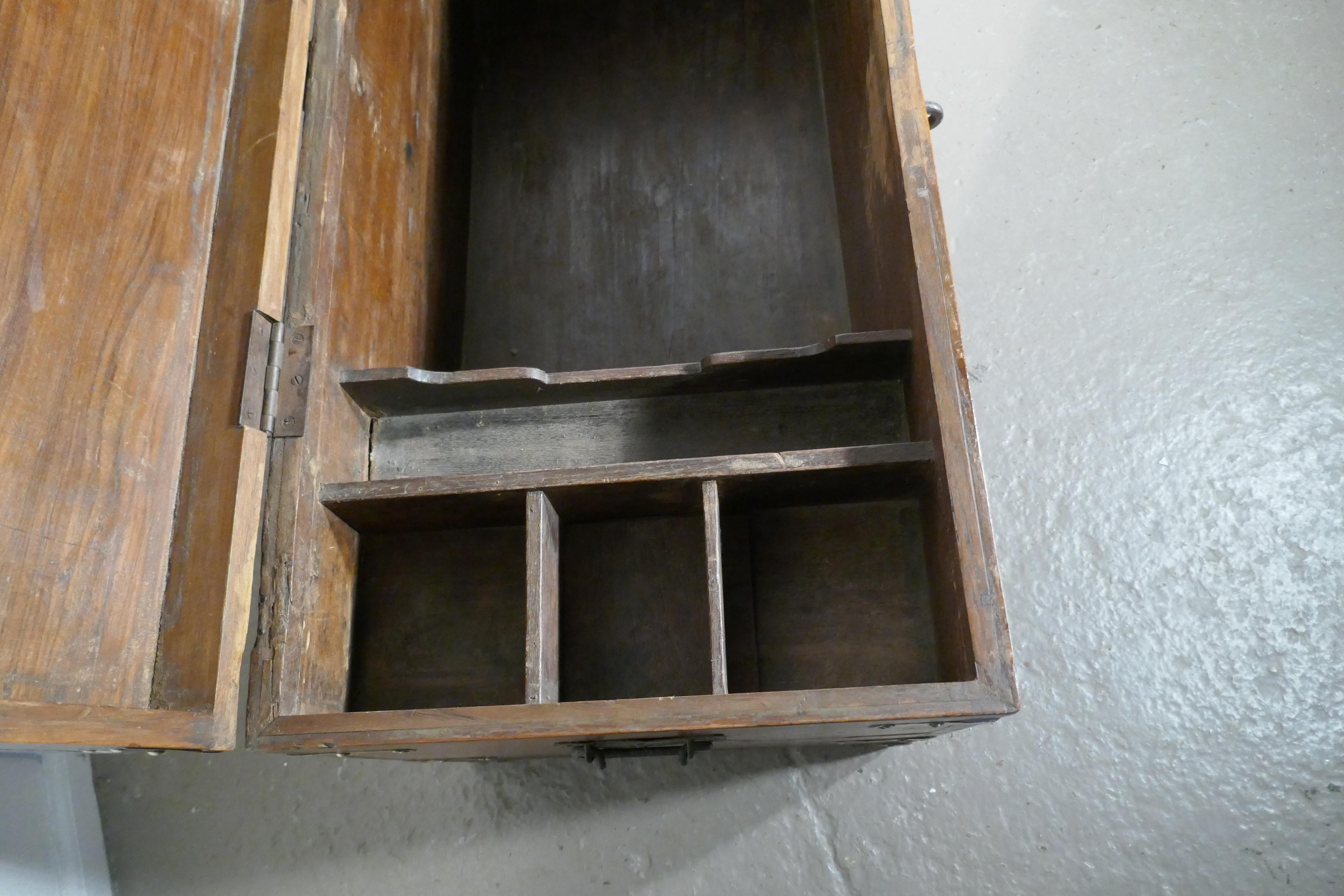 Cassapanca da campagna rilegata in ottone del XIX secolo, interno segreto in vendita 1