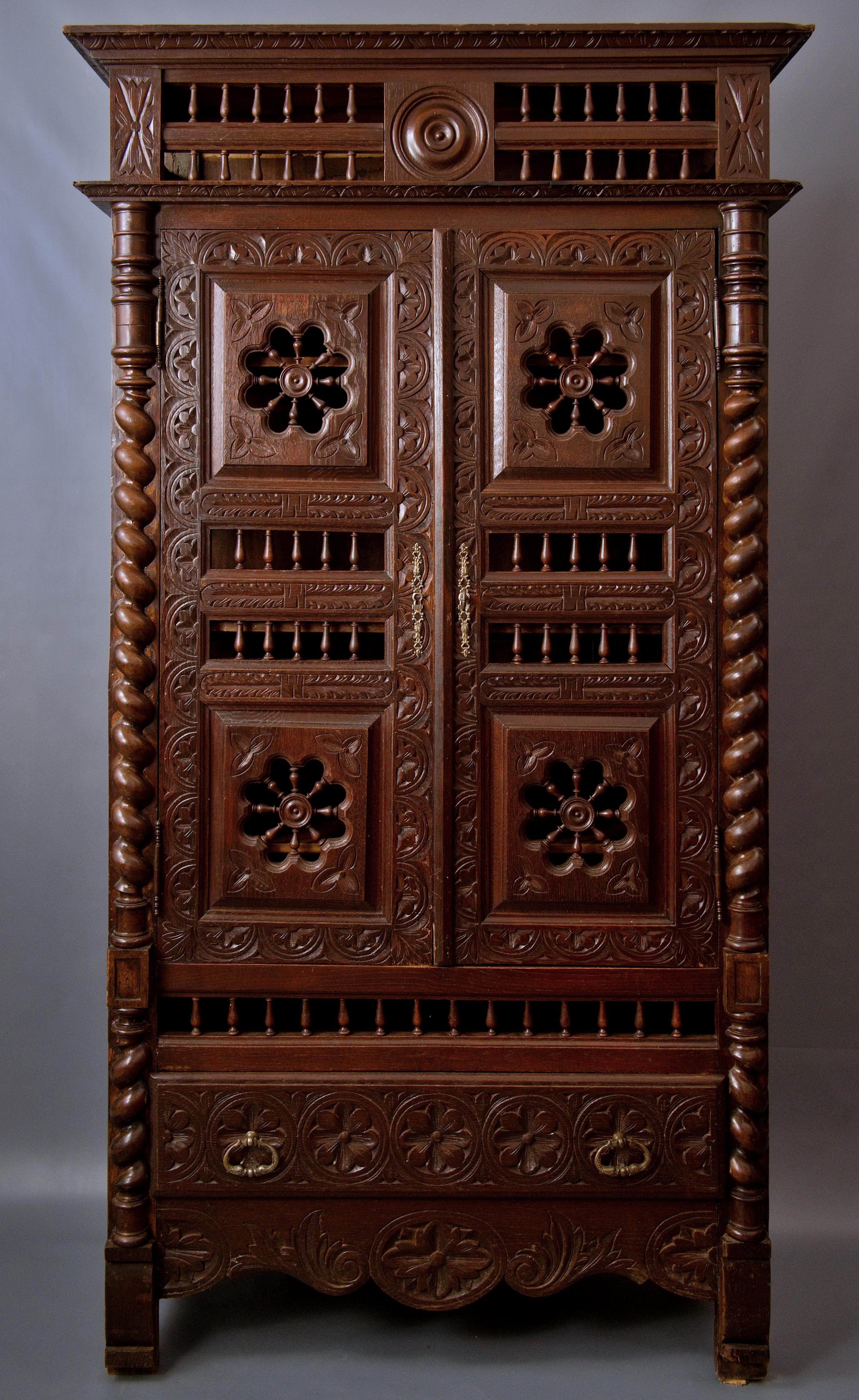 A 19th century Breton cabinet. Master carving For Sale 3