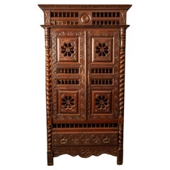 Ein bretonischer Schrank aus dem 19. Masterly schnitzen