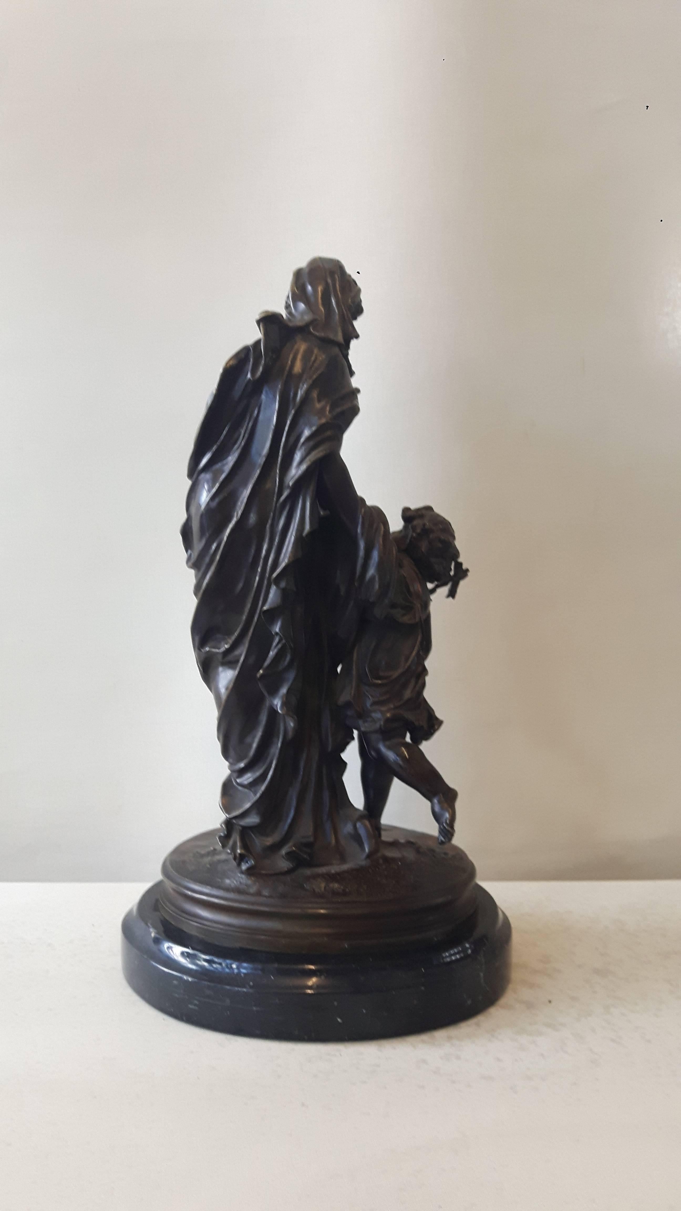 Une belle statue en bronze représentant une dame en robe grecque attrapée par un cupidon tenant une flèche.
Français, vers 1870.