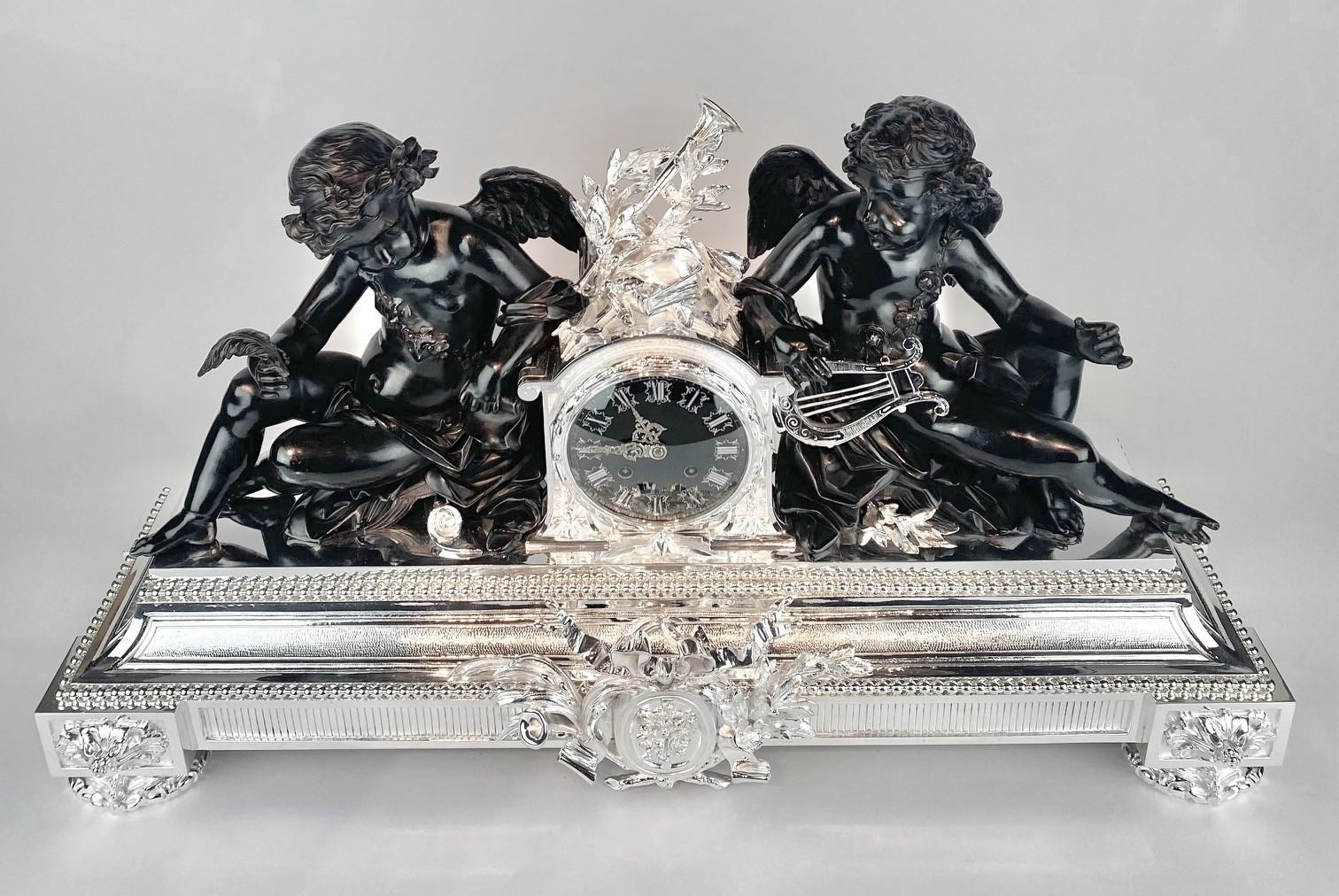 A 19th century bronze silver plated pendule by Christofle Paris. In Excellent Condition For Sale In Wijnegem, BE