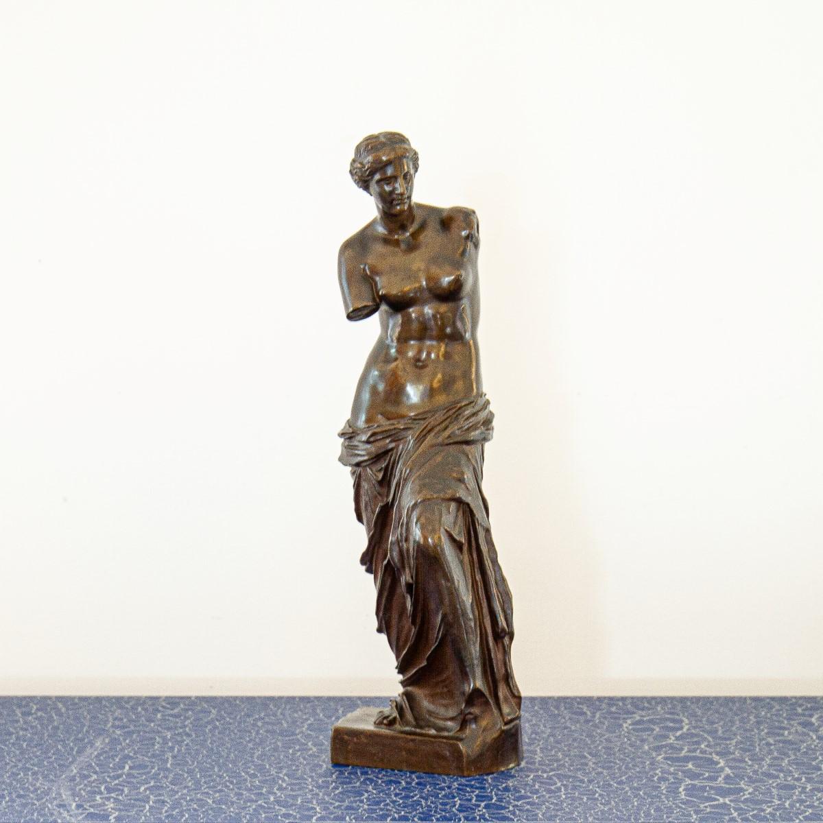 Vénus de Milo en bronze français du 19ème siècle par Collas et Barbedienne, signée F. Barbedienne Fondeur et complète avec le sceau de Collas. Numéroté 55 sur la face inférieure. 

Achille Collas (1795-1859) a inventé une machine permettant de