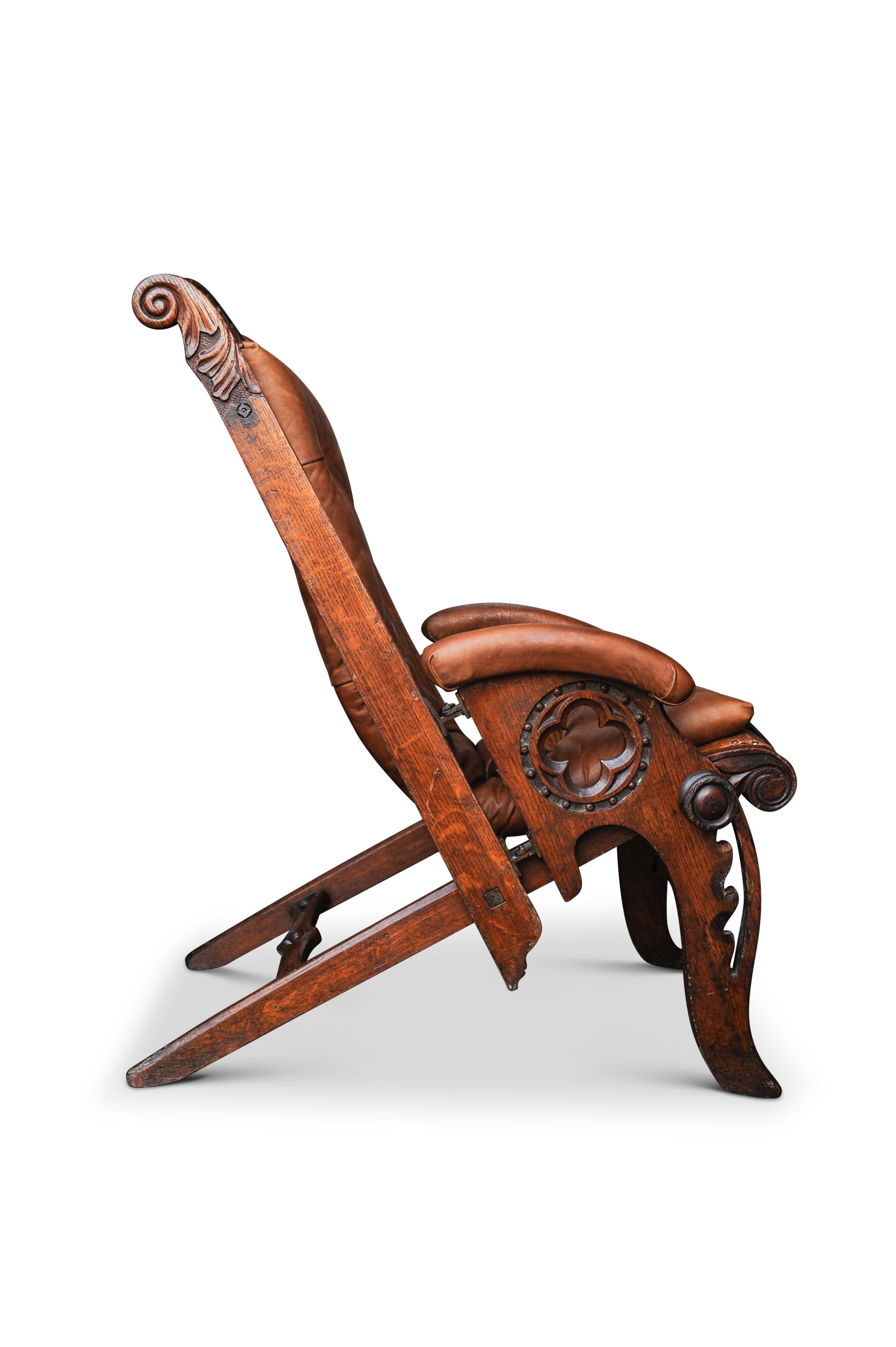 Campaign Chair aus geschnitzter Eiche und braunem Leder, Herbert McNair Design, 19. Jahrhundert (Britisch Kolonial) im Angebot