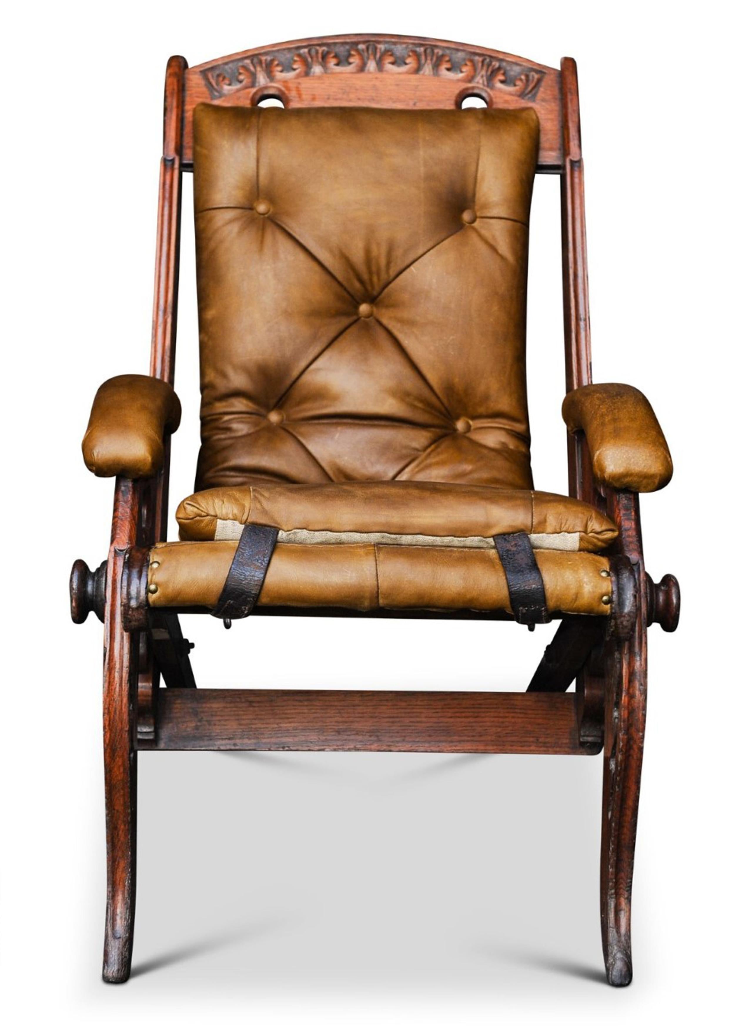 Campaign Chair aus geschnitzter Eiche und braunem Leder, Herbert McNair Design, 19. Jahrhundert (Schottisch) im Angebot