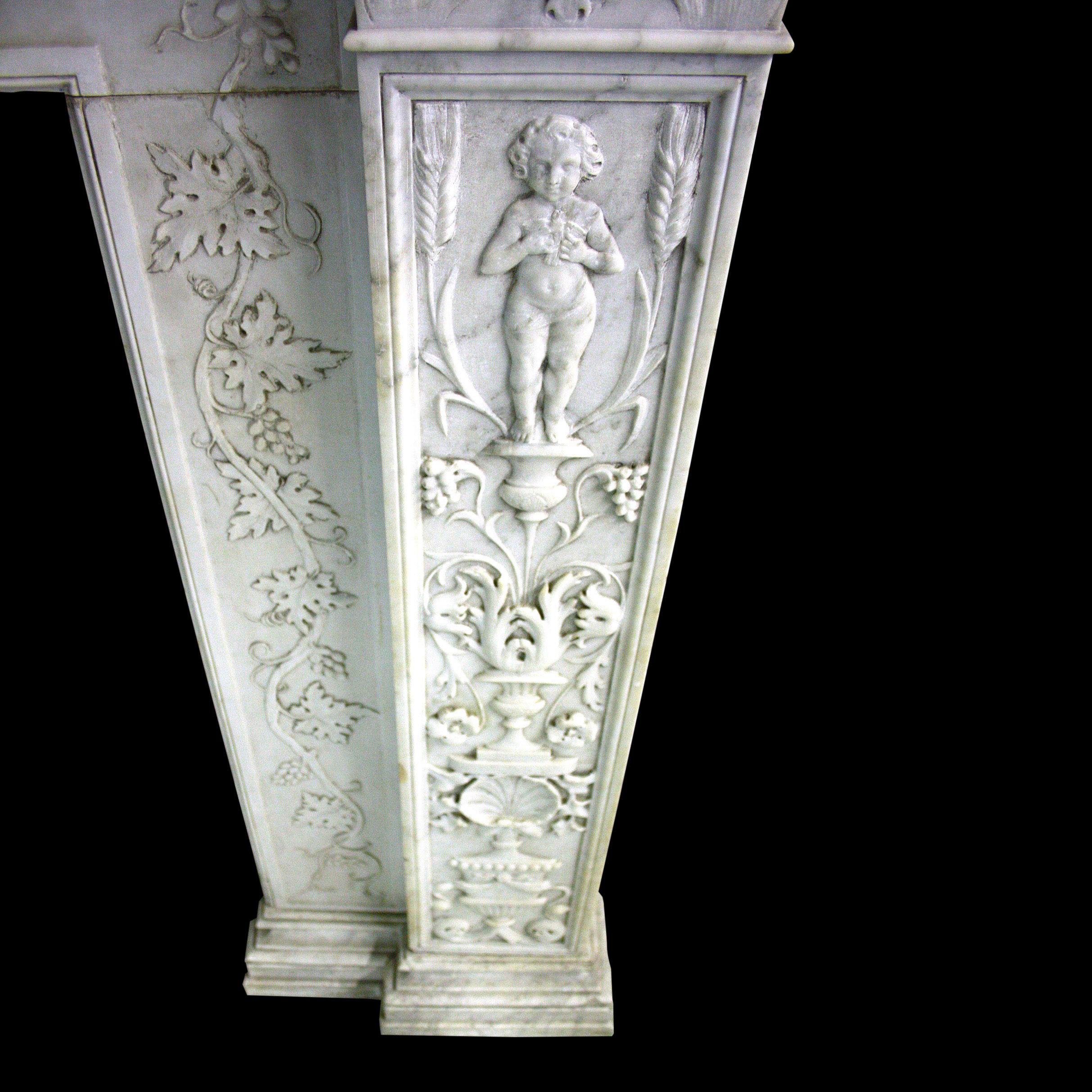Européen Cheminée du 19e siècle en marbre de Carrare sculpté de style Renaissance en vente