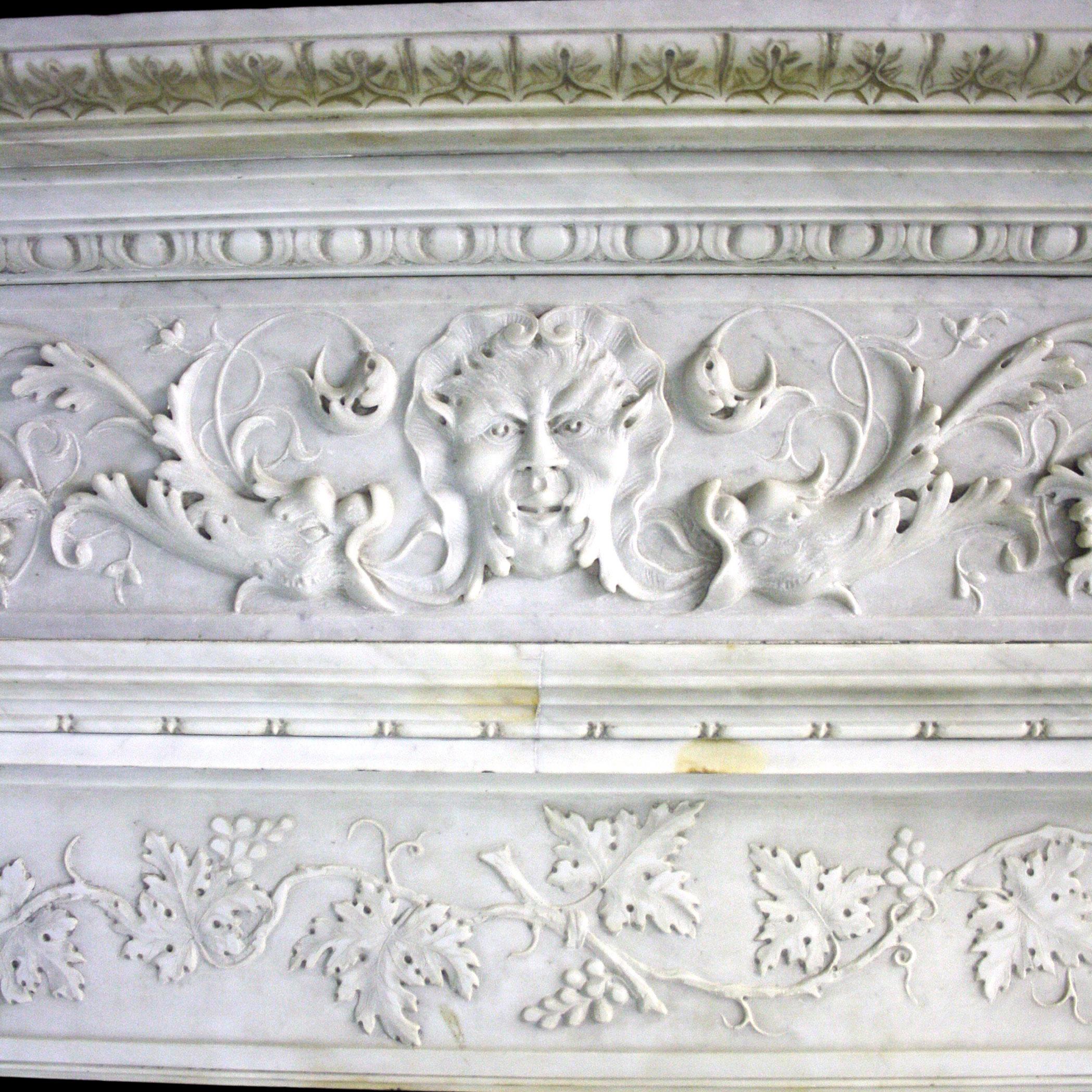 Sculpté à la main Cheminée du 19e siècle en marbre de Carrare sculpté de style Renaissance en vente