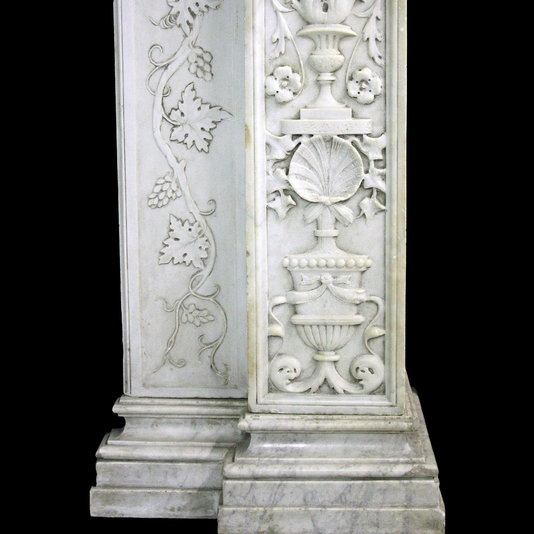 XIXe siècle Cheminée du 19e siècle en marbre de Carrare sculpté de style Renaissance en vente