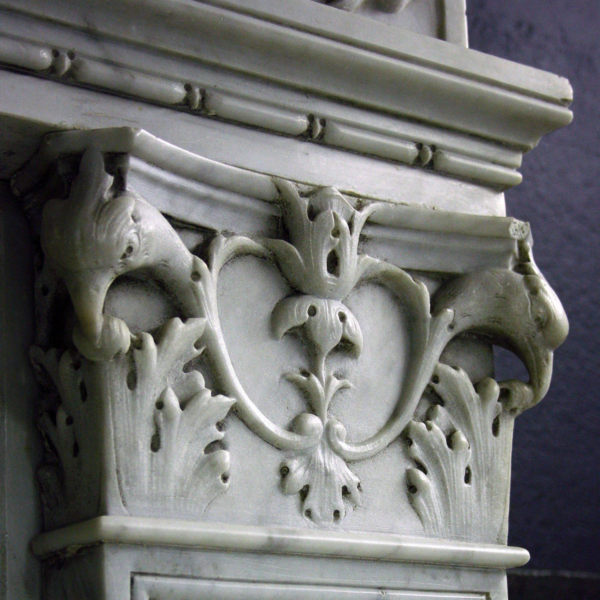 Marbre de Carrare Cheminée du 19e siècle en marbre de Carrare sculpté de style Renaissance en vente