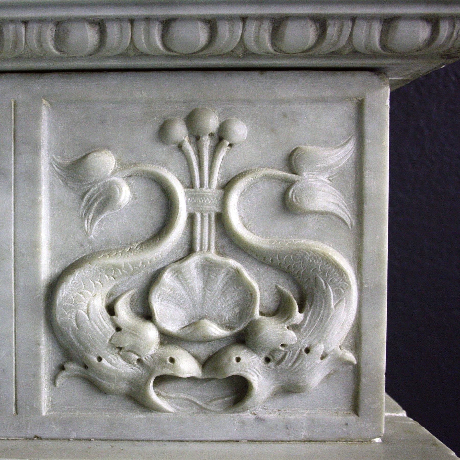 Geschnitzter Kaminsims aus Carrara-Marmor aus dem 19. Jahrhundert im Renaissance-Stil im Angebot 3