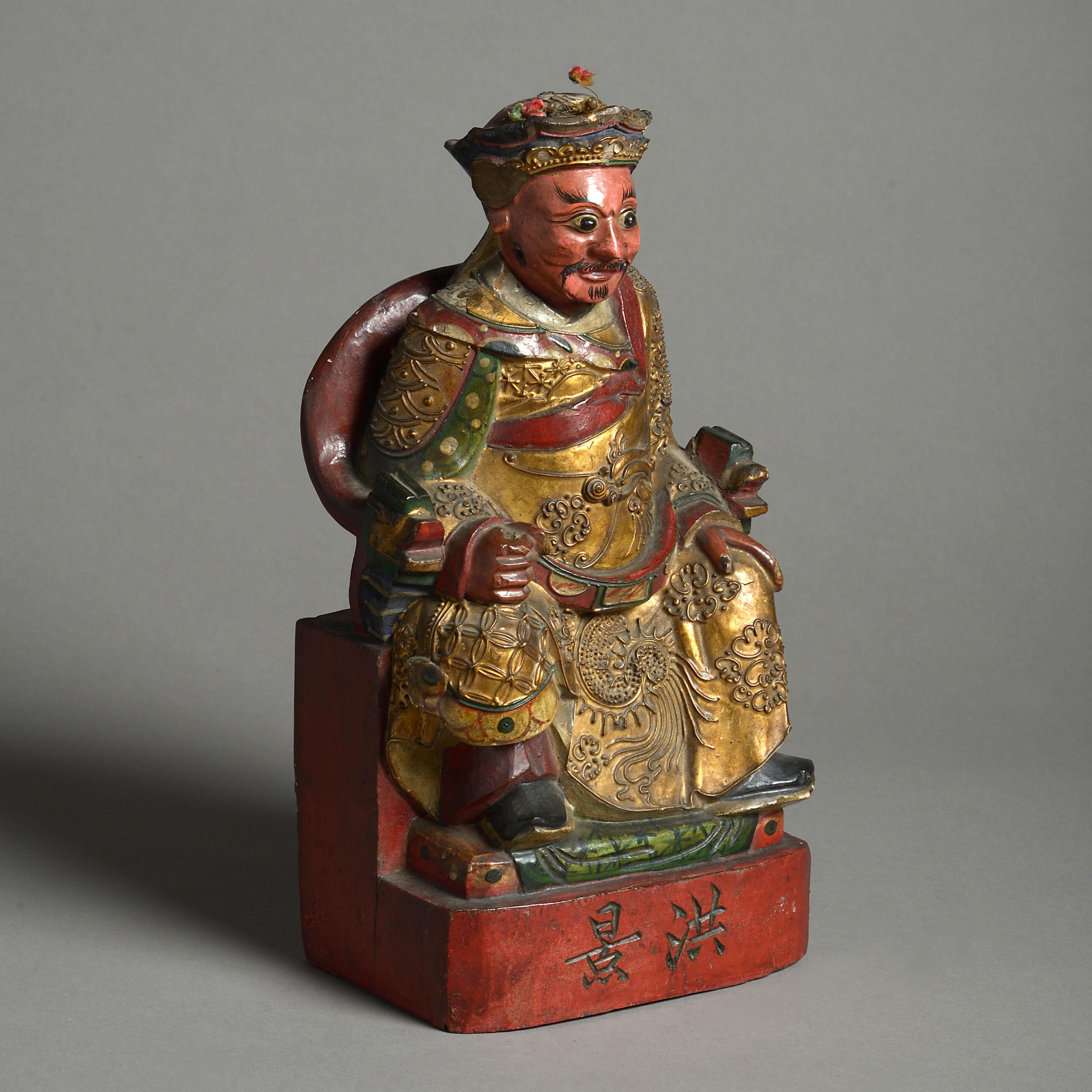 Eine Mitte des 19. Jahrhunderts fein geschnitzte, bemalte und vergoldete sitzende chinesische Gottheit.
 