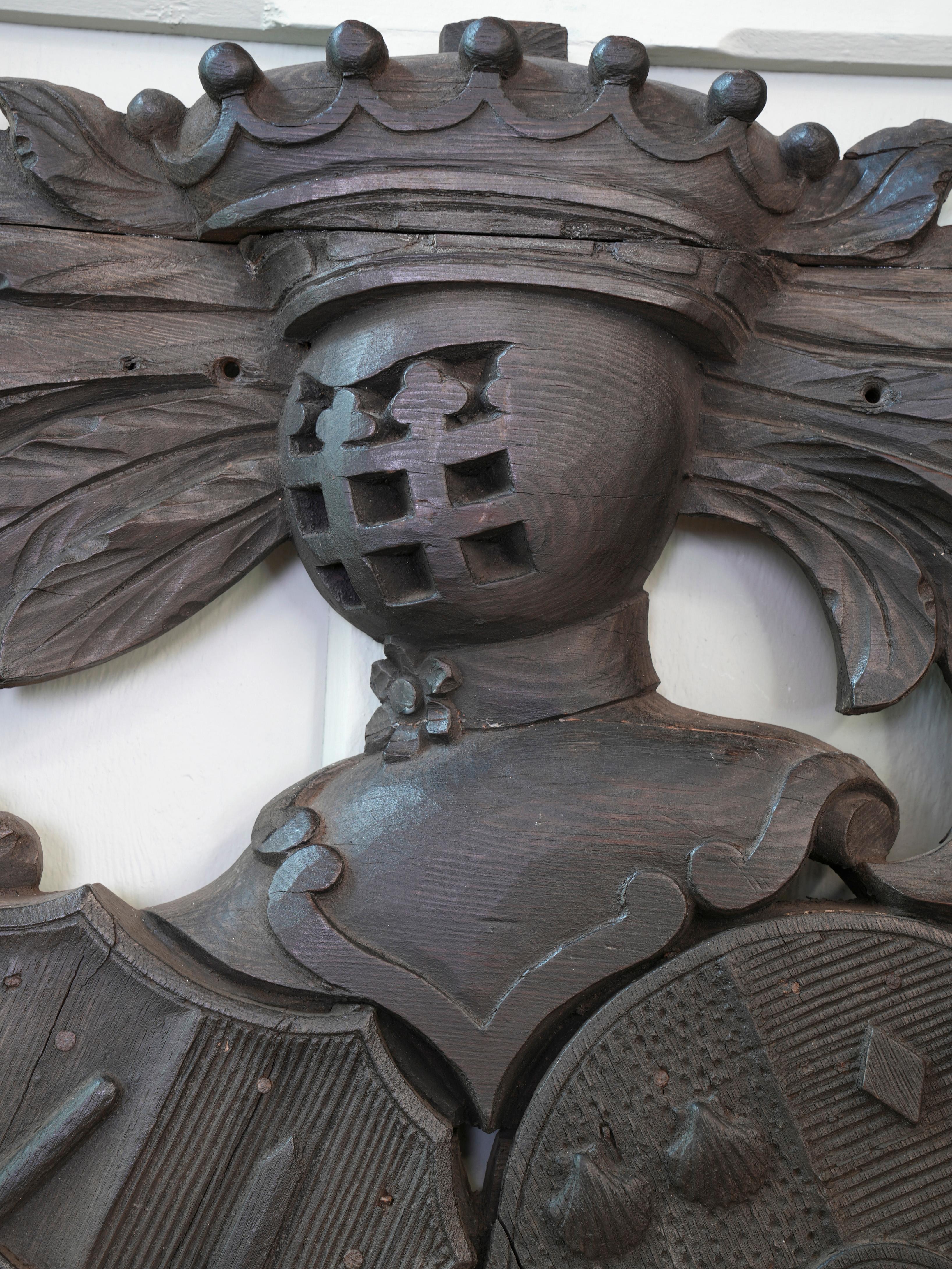 19th Century Carved Heraldic Coat of Arms In Good Condition In Conwy, GB