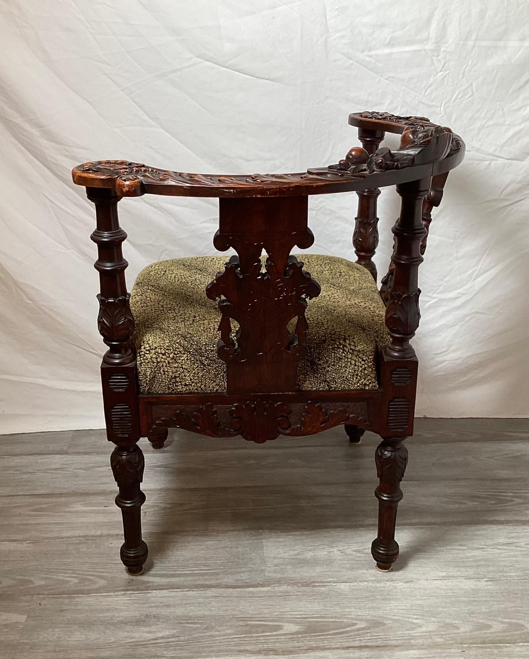 A 19th Century Carved Walnut Corner Chair In Good Condition For Sale In Lambertville, NJ