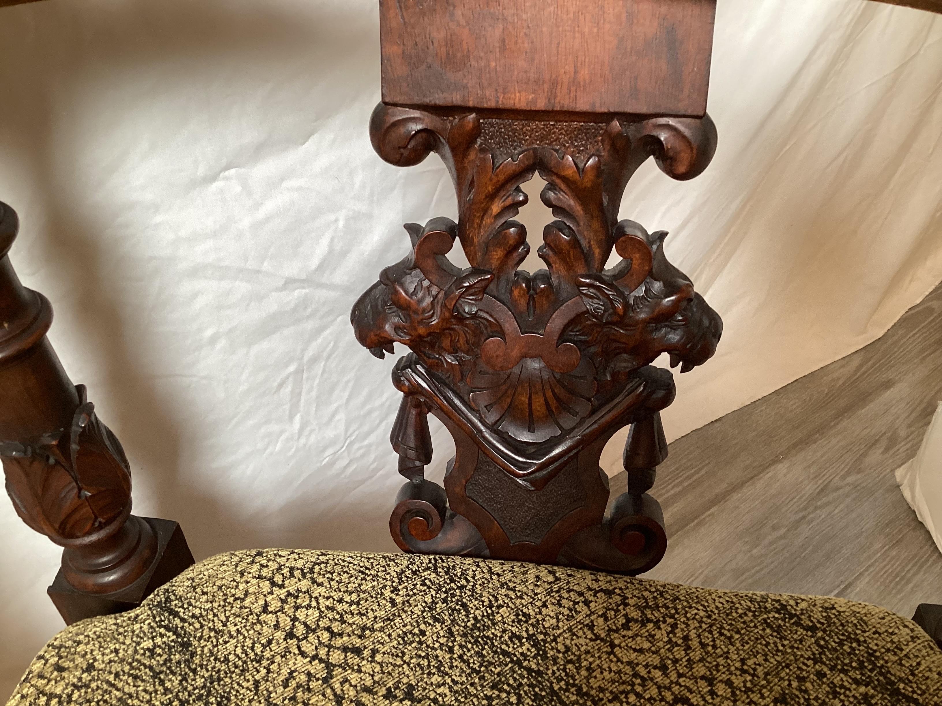 Chaise d'angle en noyer sculpté du 19ème siècle en vente 1
