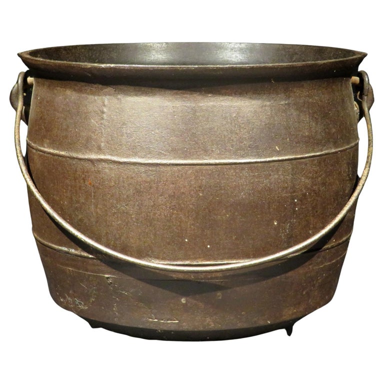 https://a.1stdibscdn.com/a-19th-century-cast-iron-cauldron-or-kettle-continental-circa-1830-for-sale/f_27283/f_347572321687174420595/f_34757232_1687174421217_bg_processed.jpg?width=768