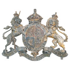 Un escudo real de hierro fundido del siglo XIX