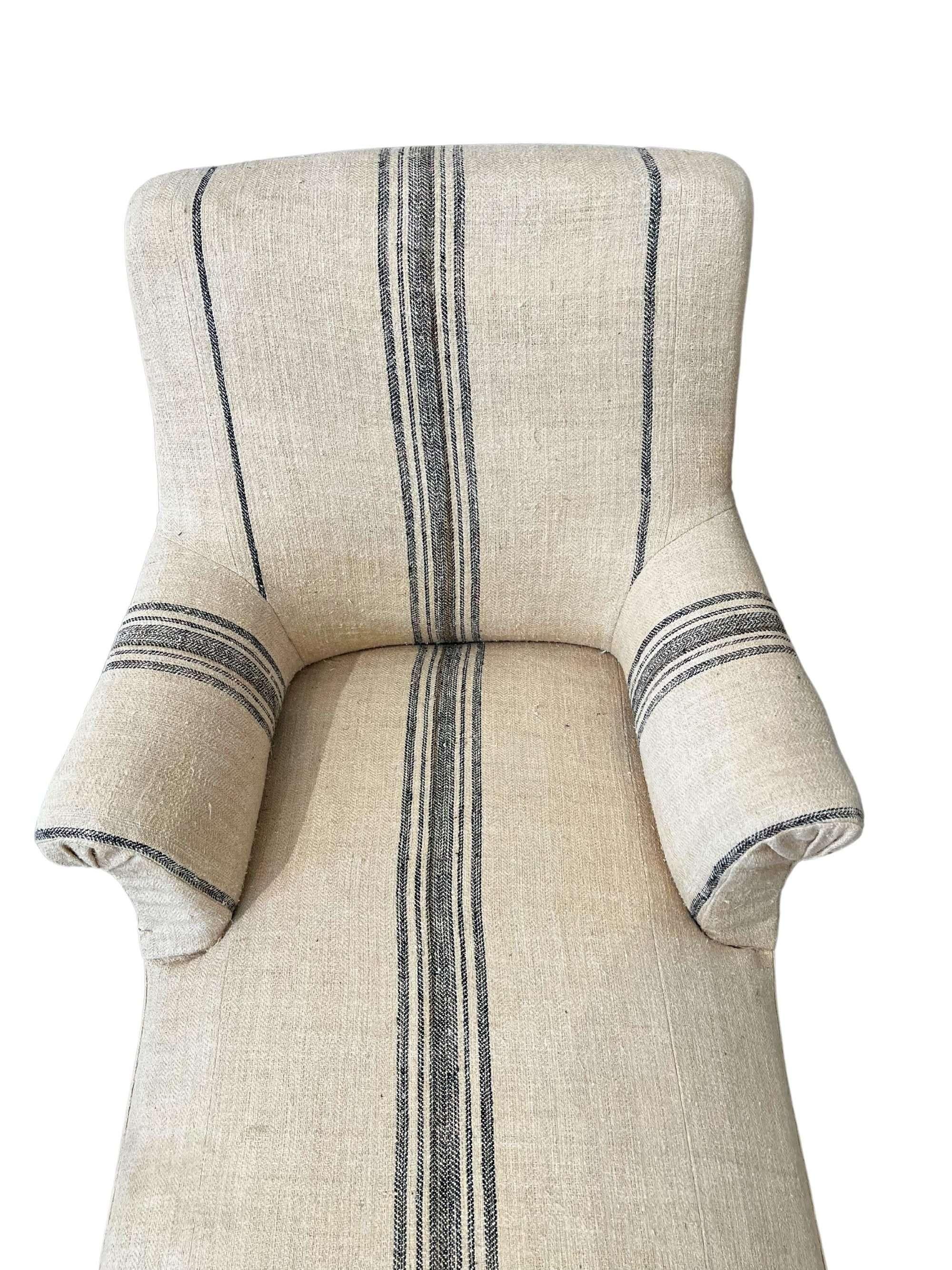 Diese elegante Chaise a le Meridienne ist eine authentische französische Leinenliege mit klassischen Details und einladendem Komfort. Sein anmutiges Design und die gedrechselten Beine verbinden zeitlosen Stil mit luxuriöser Entspannung.