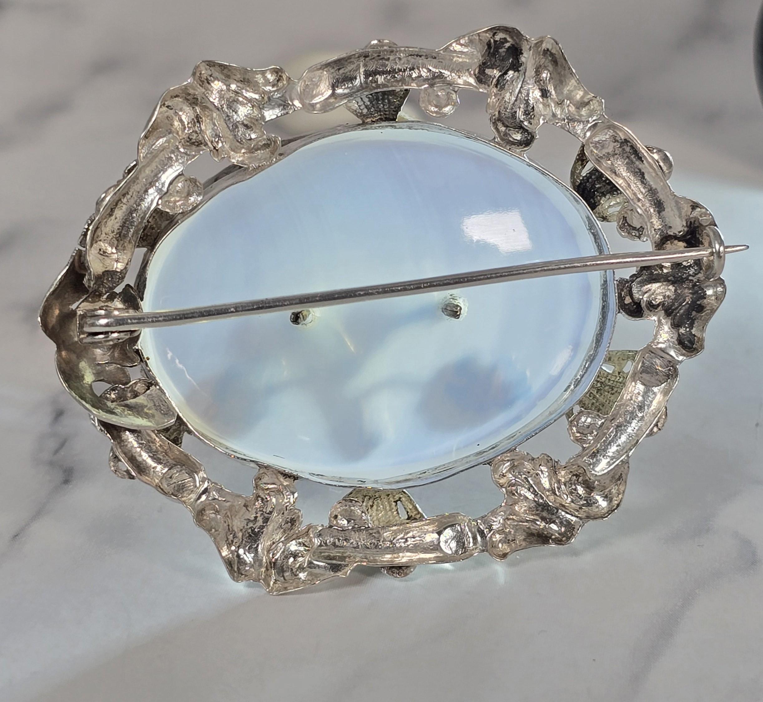 A 19th century chalcedony, amethyst and silver brooch circa 1860 In Good Condition For Sale In Central England, GB