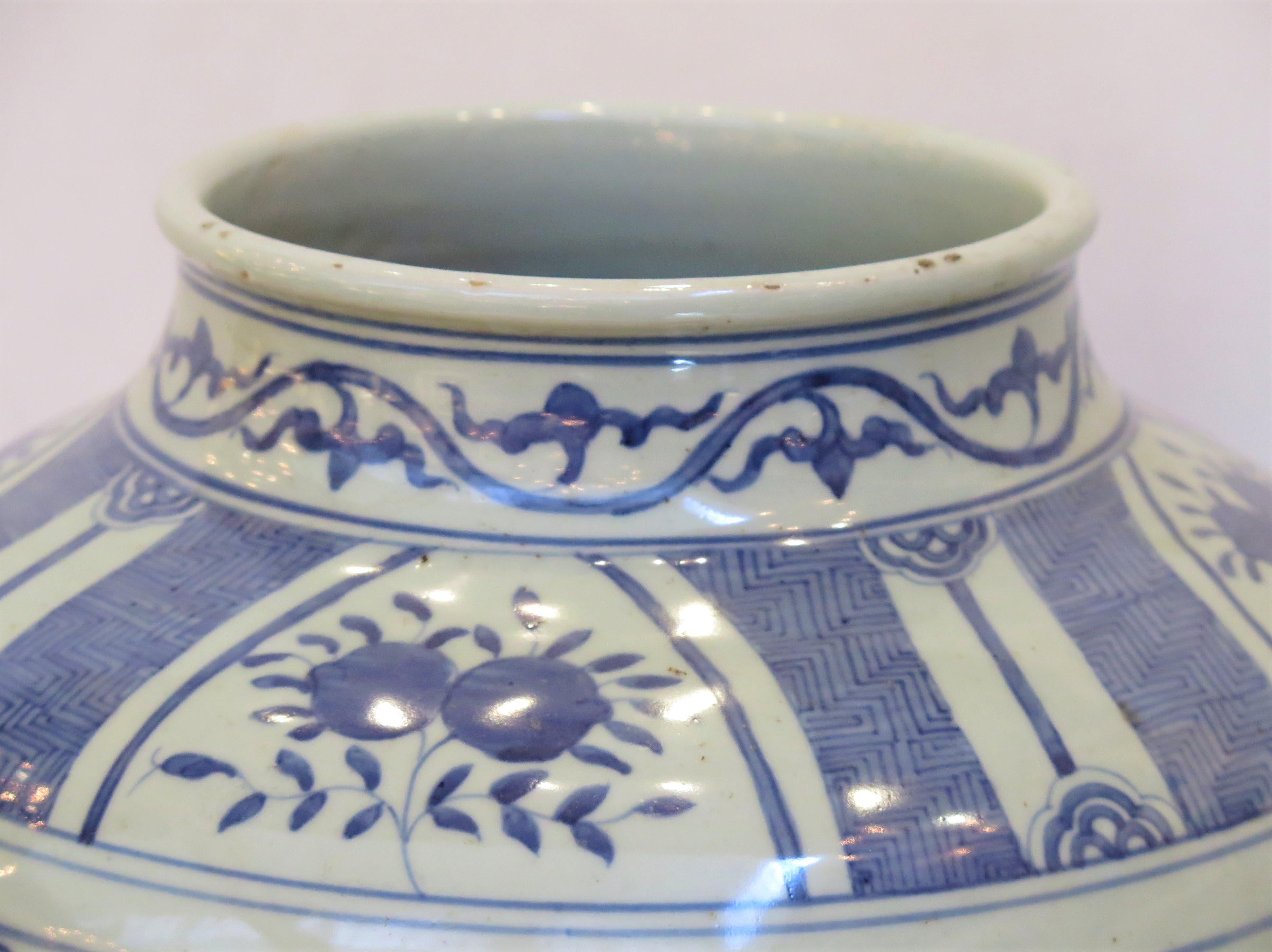 Chinese Export A 19th Century Chinese Blue and white Jar For Sale