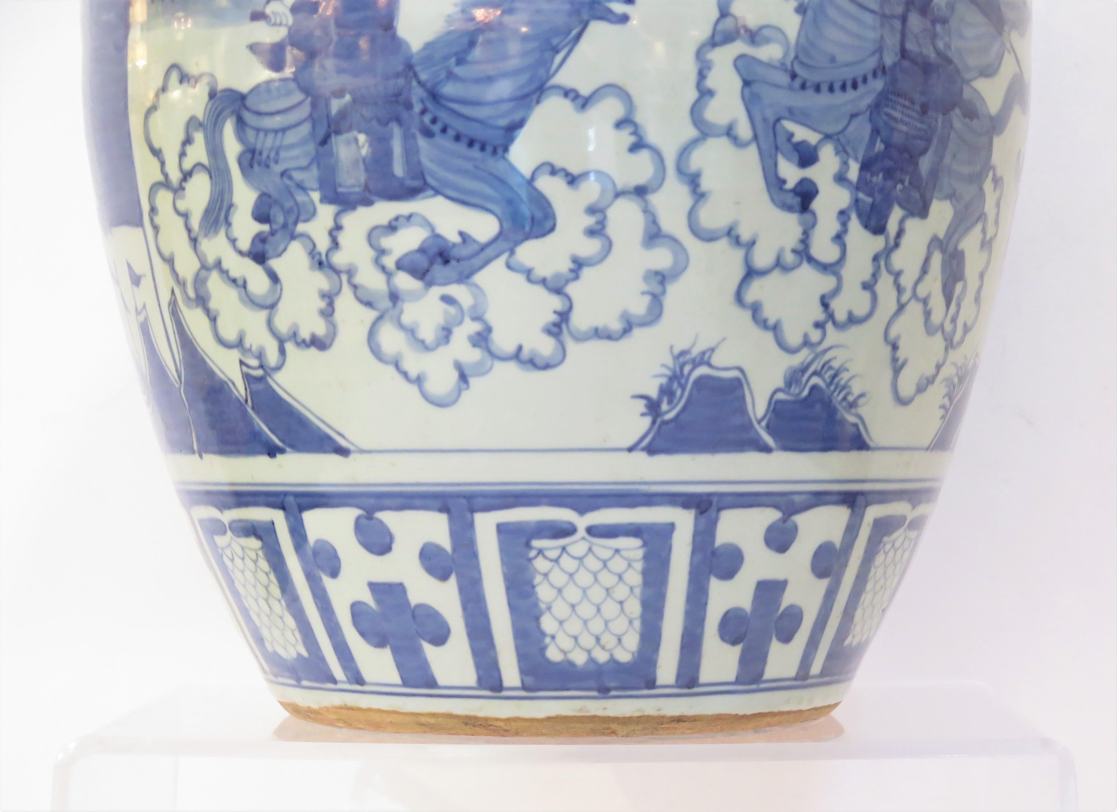 Peint à la main Une jarre chinoise bleue et blanche du 19ème siècle en vente