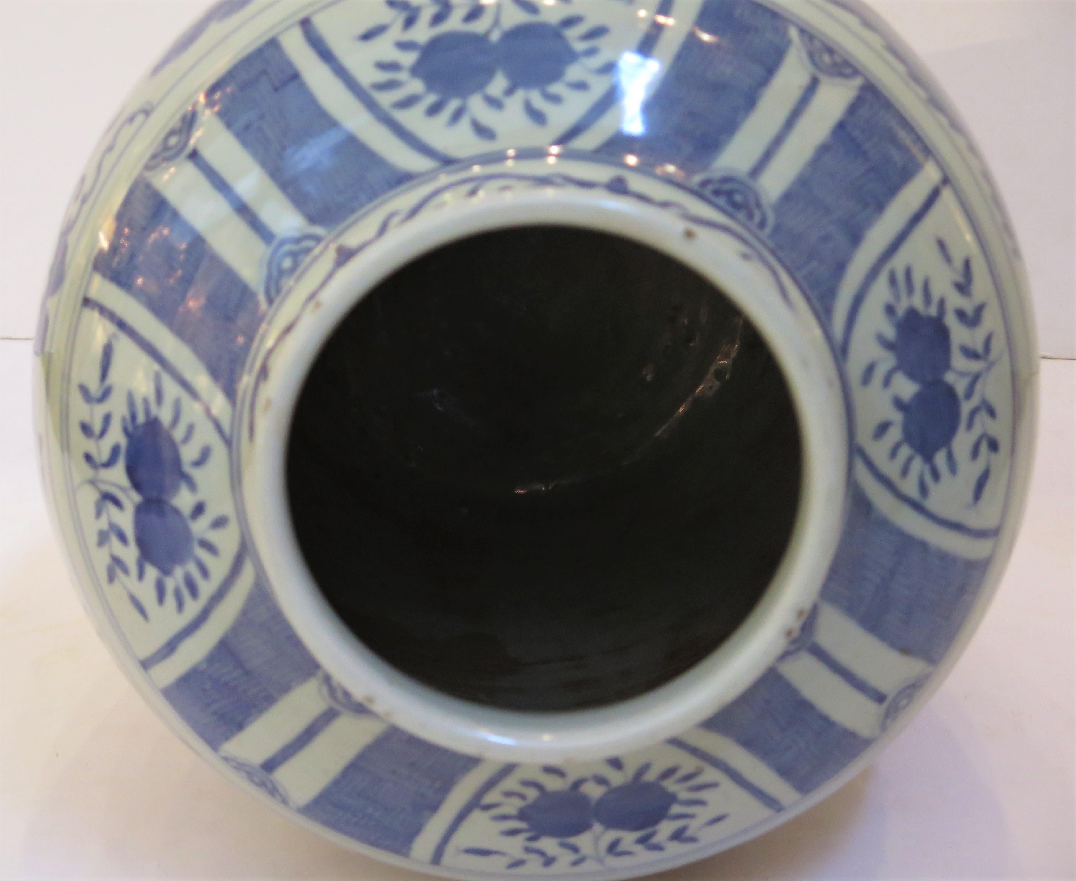 Chinesisches blau-weißes Glas aus dem 19. Jahrhundert im Angebot 2