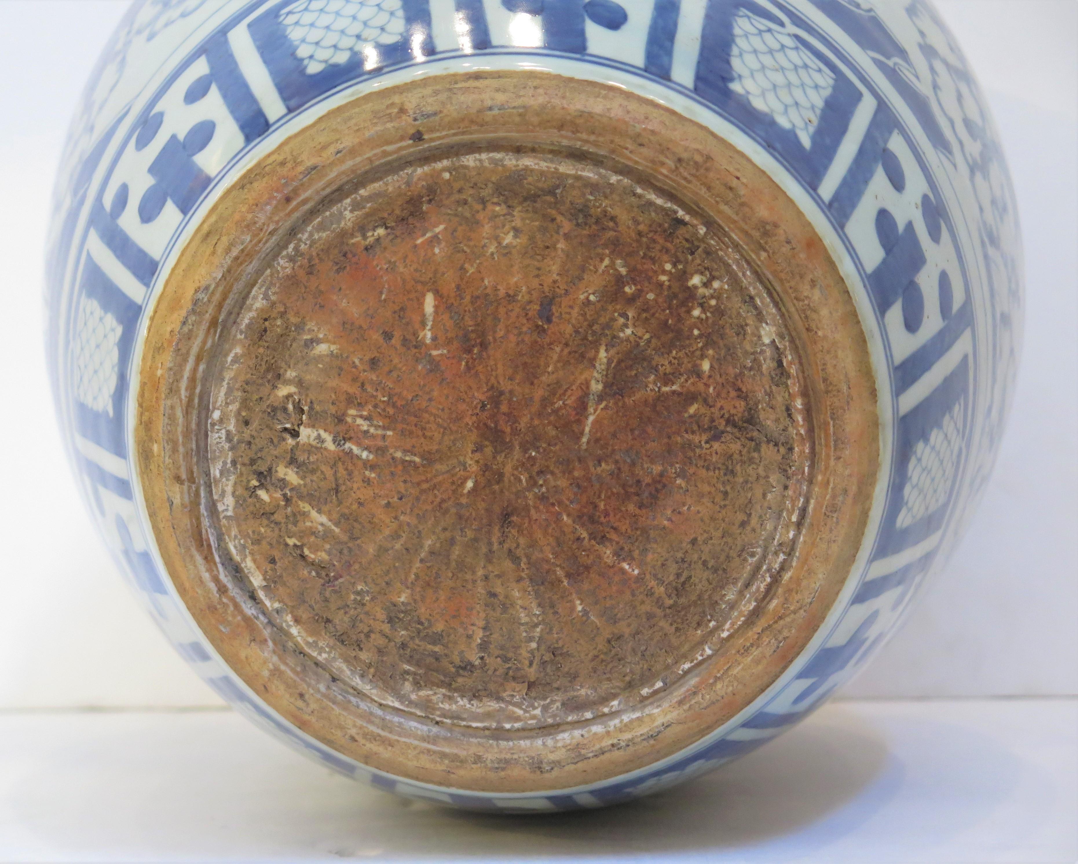 Une jarre chinoise bleue et blanche du 19ème siècle en vente 1